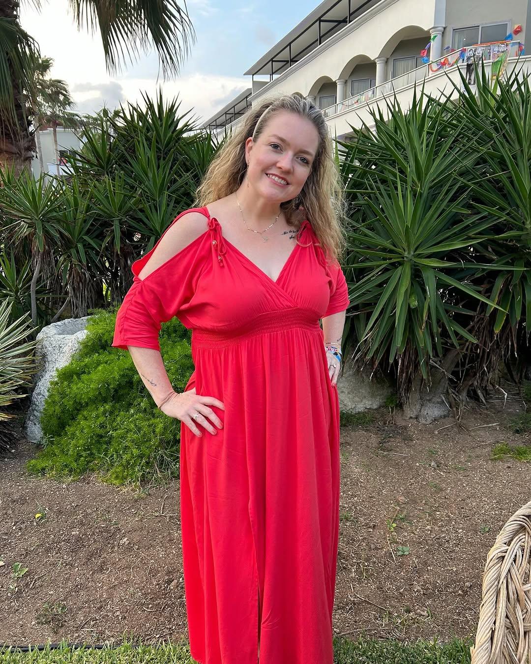 Colleen Hoover lleva un vestido rojo