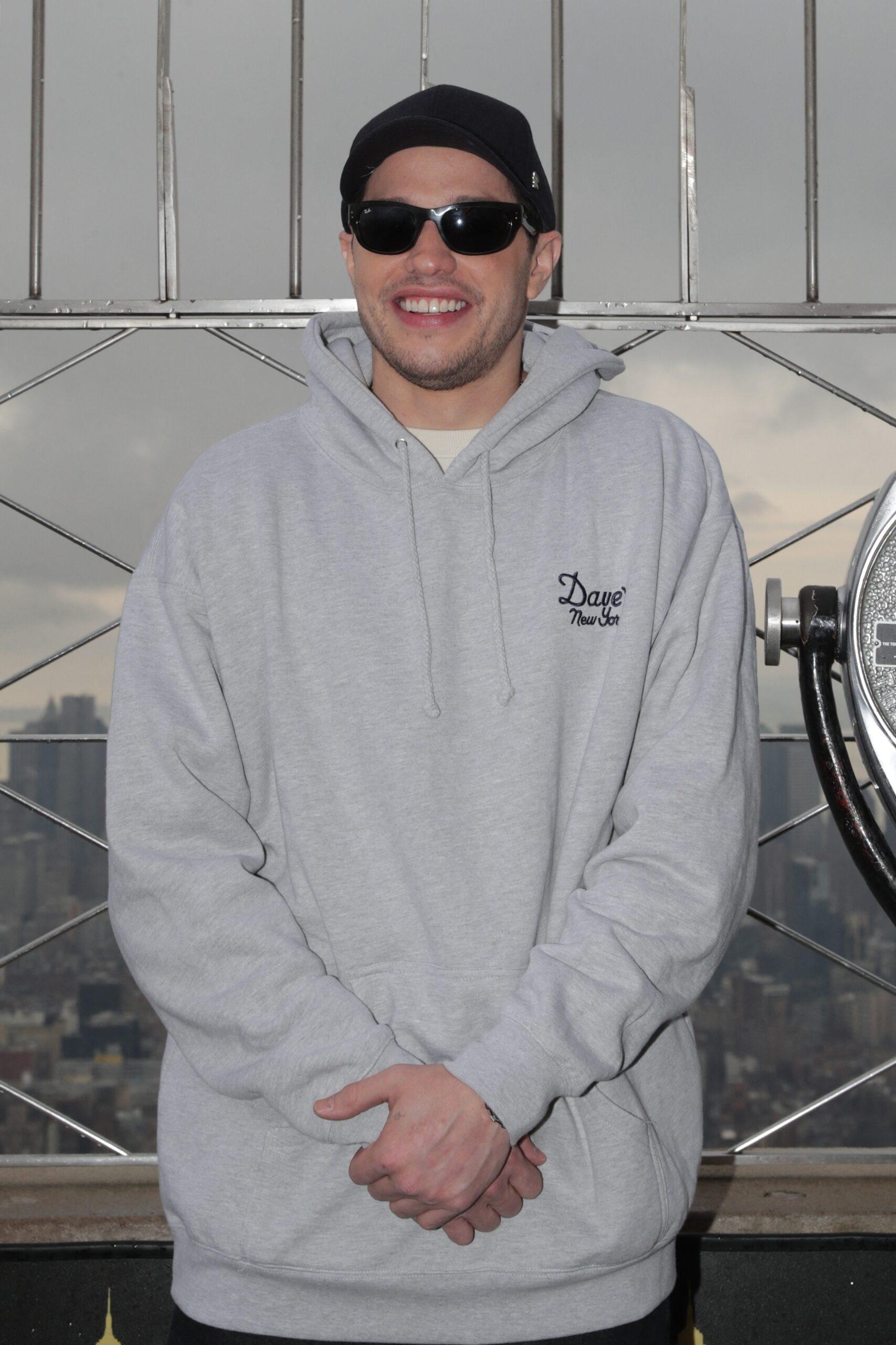 Pete Davidson di kacamata hitam