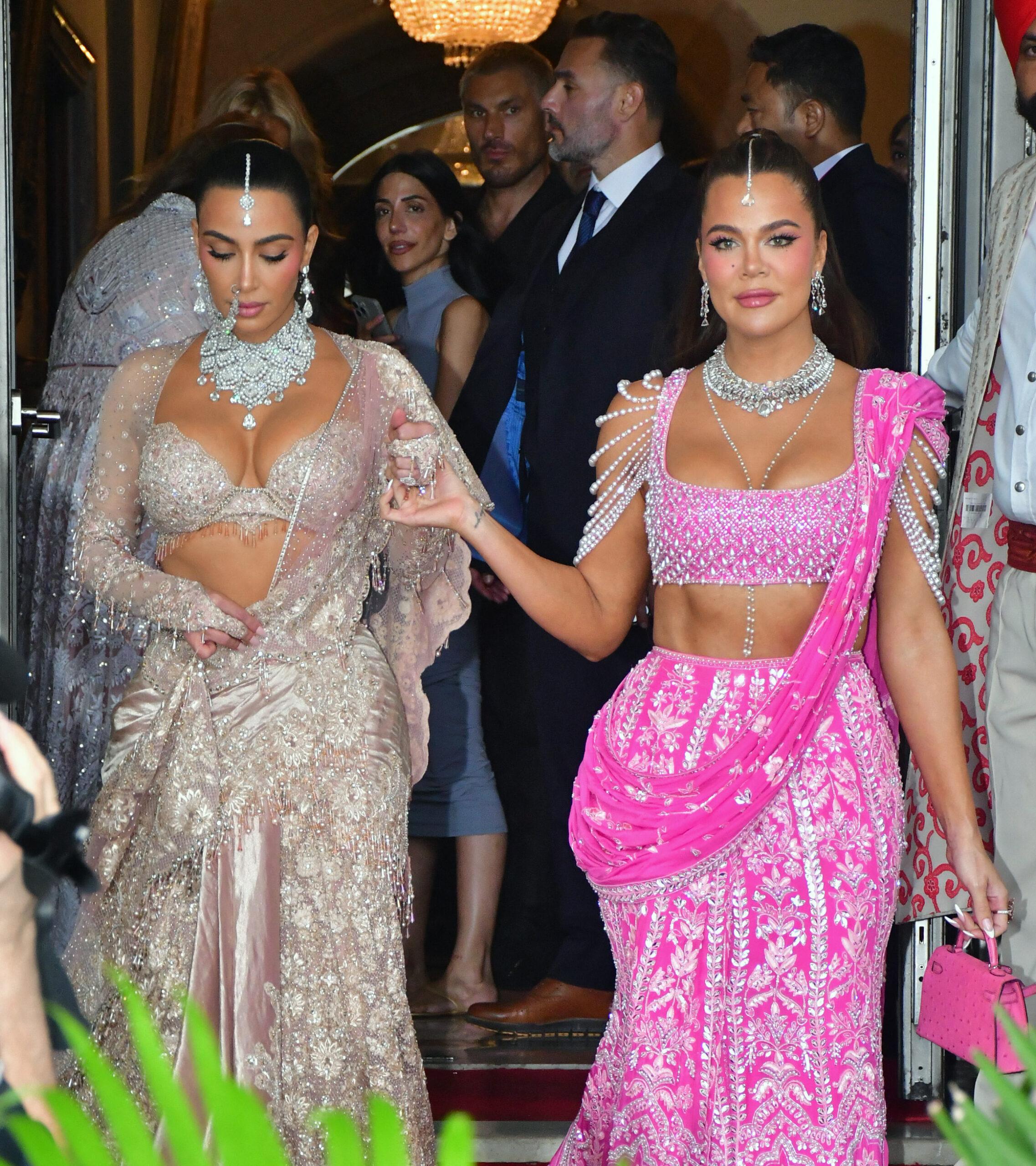 Kim y Khloé Kardashian con un atuendo tradicional cuando salen de su hotel en India