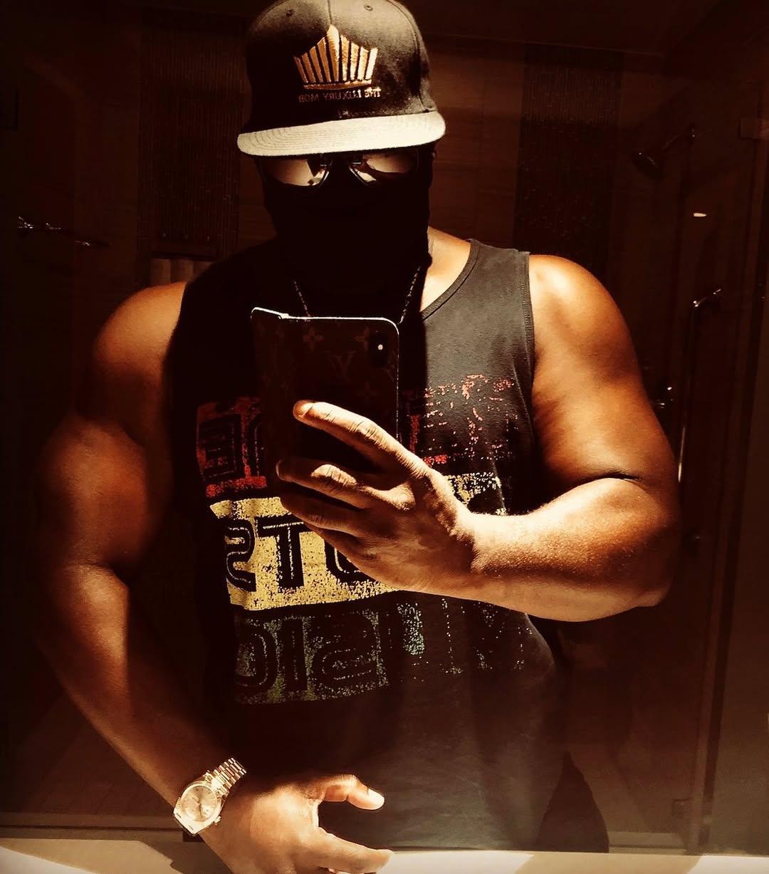 Mack Morrison shows off muscles in mirror selfie