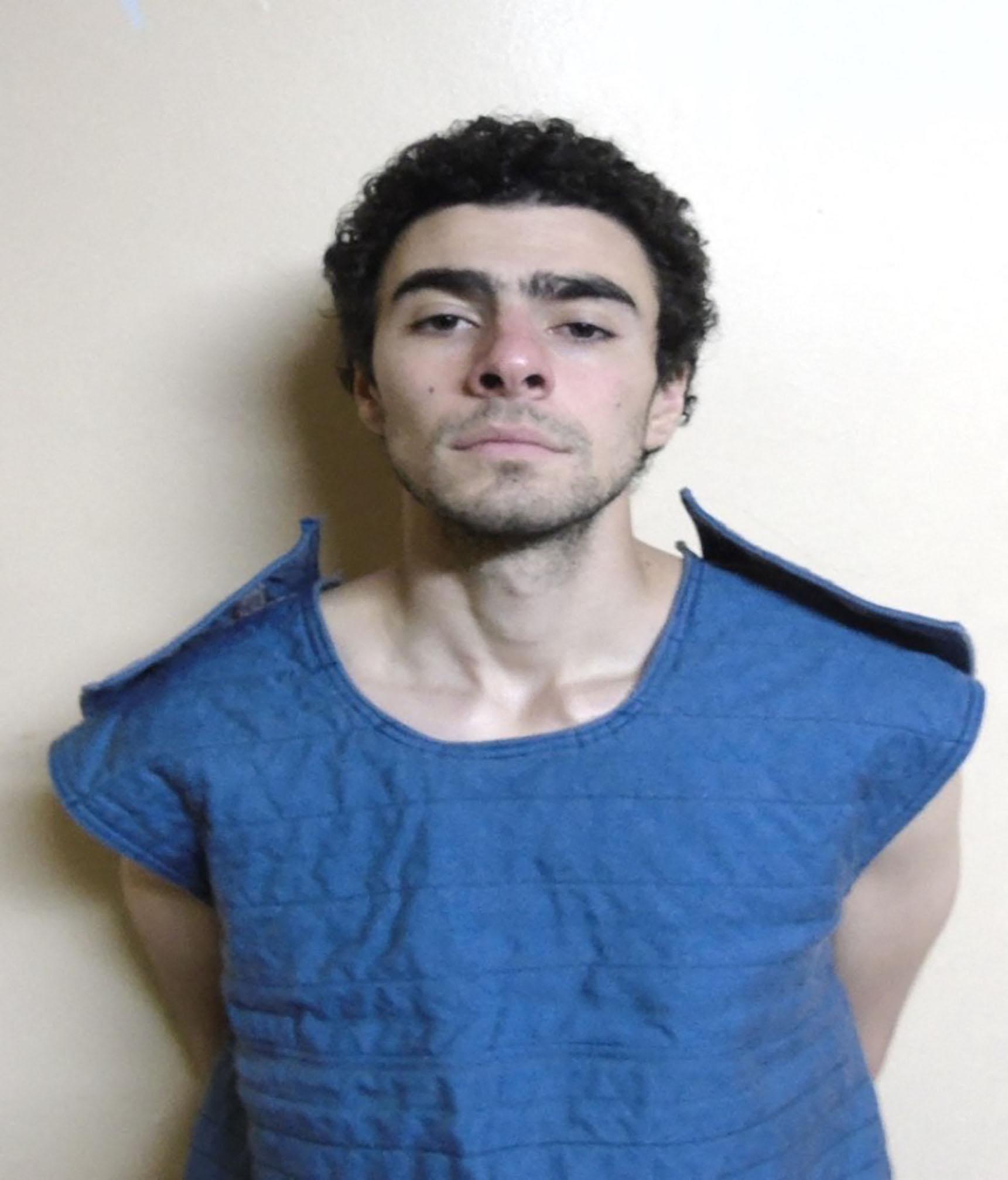 Luigi Mangione은 Pennsylvania의 Altoon에있는 United Healthcare 사무국 장을 살해하기 전에 체포 된 후 Mugshot에서 패딩 된 조끼를 착용합니다.
