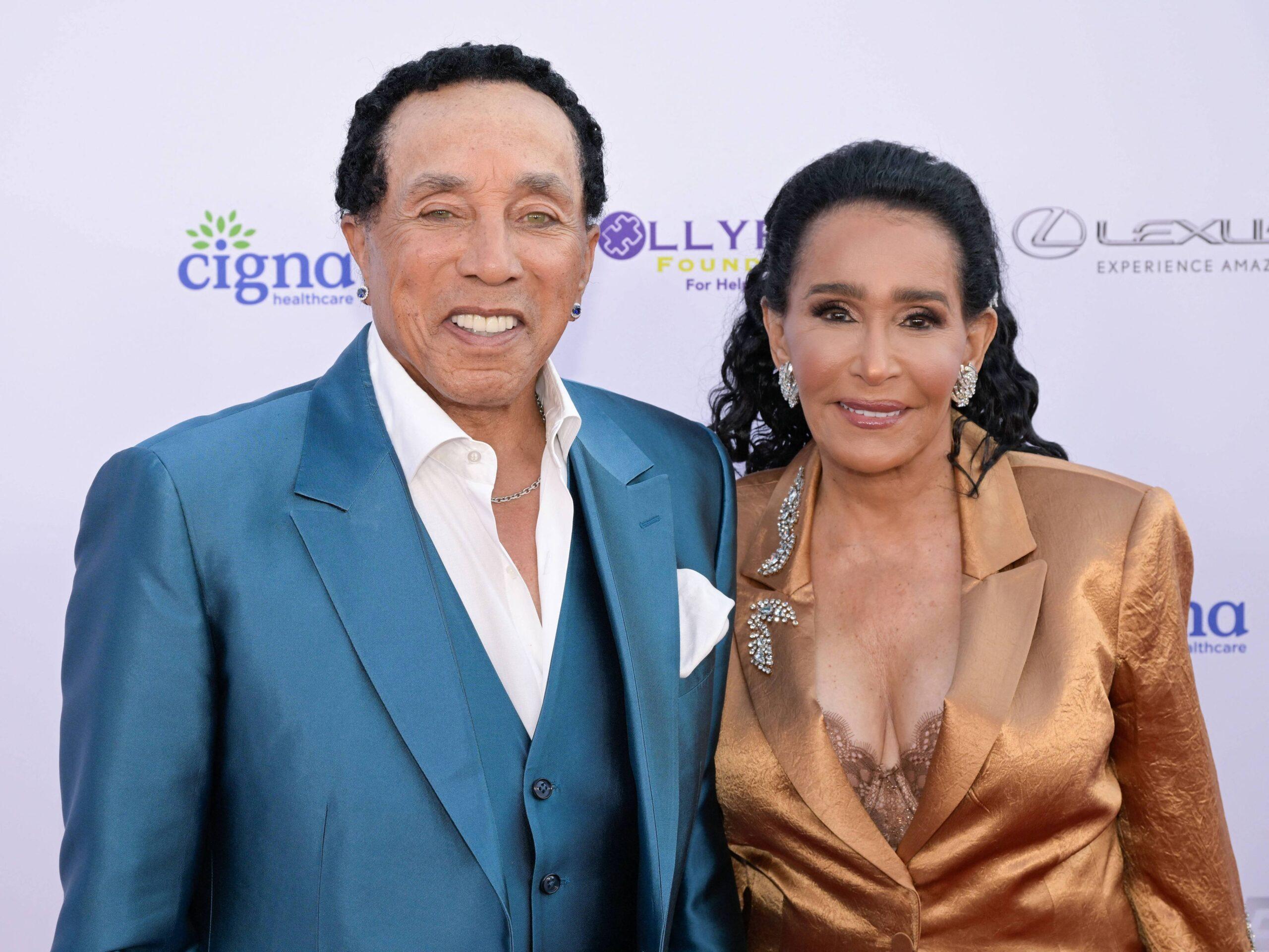 Smokey Robinson dan Frances Gladney menghadiri 2023 Hollyrod DesignCare Gala tahunan Hollyrod