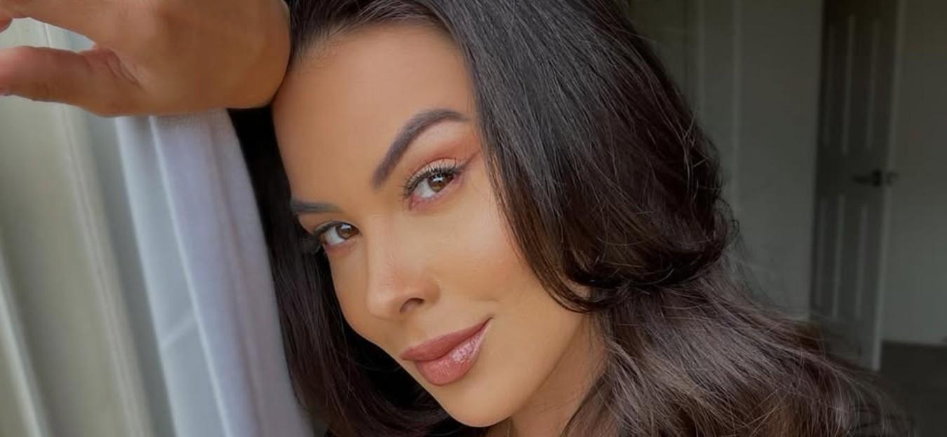 Camila Oliveira snaps a selfie.