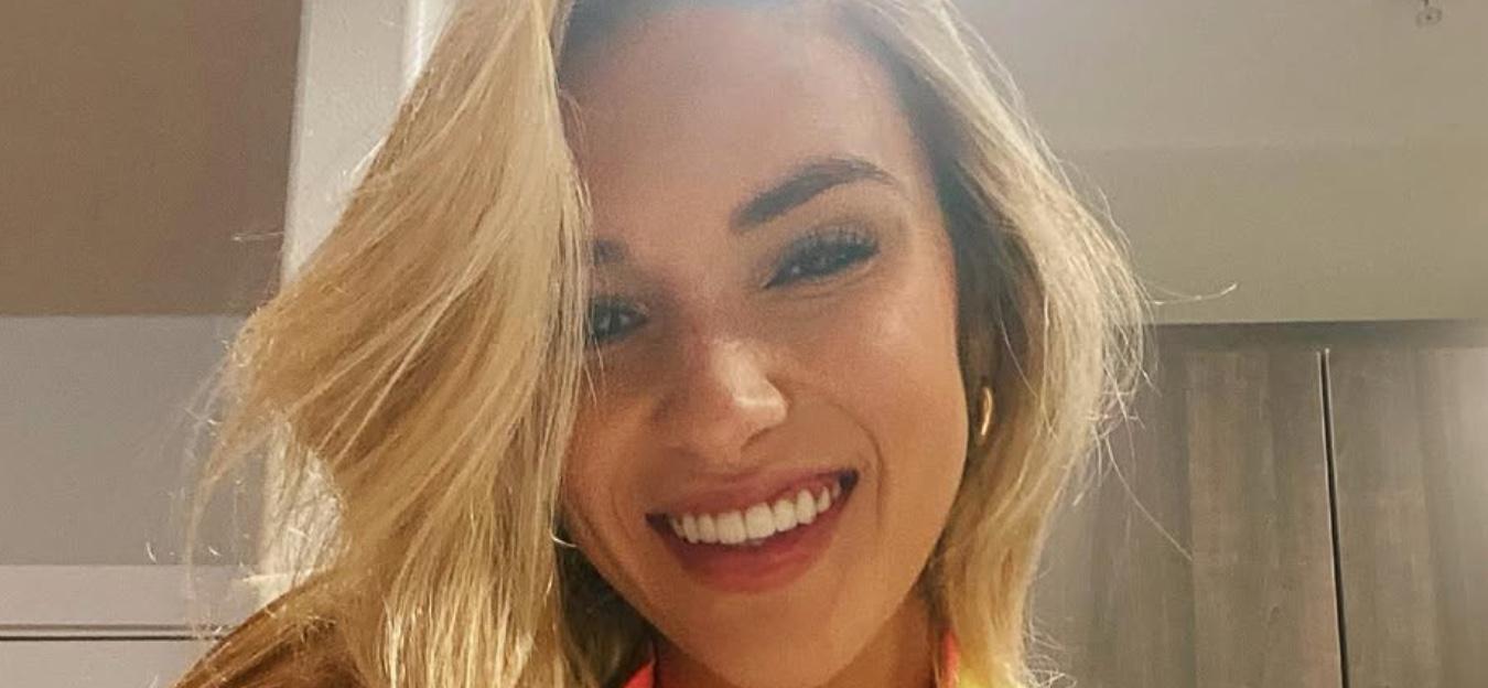 Kayla Simmons snaps a selfie.