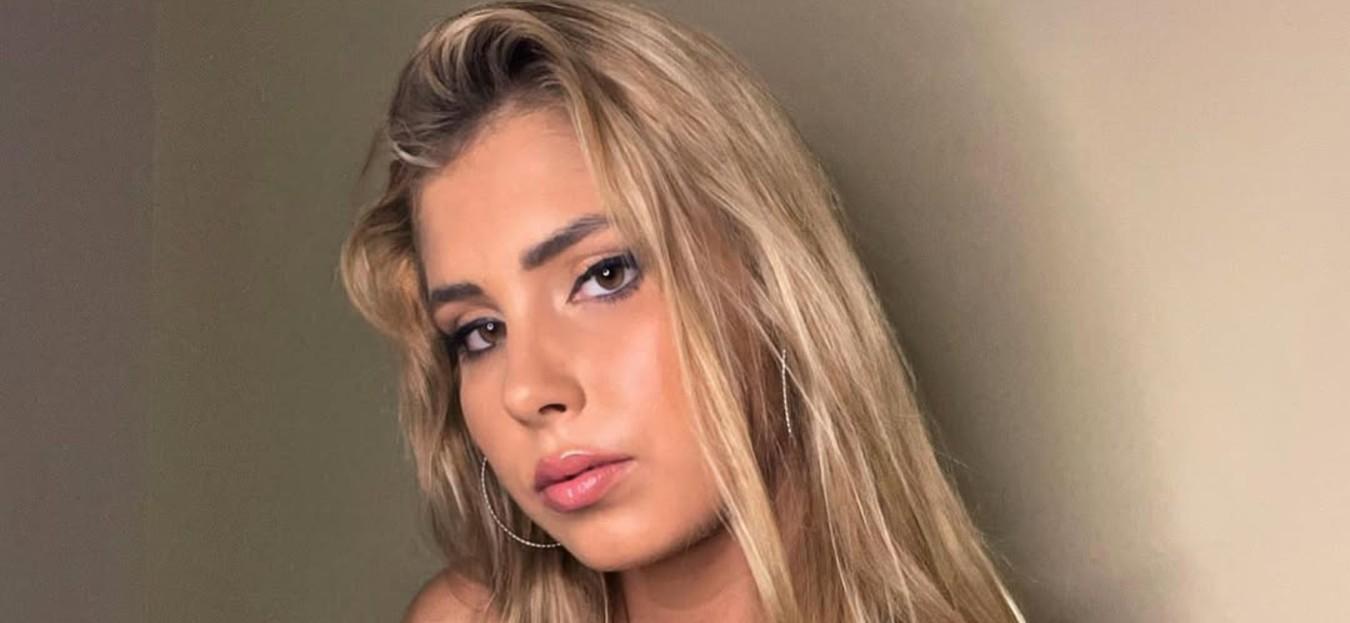Andreea Dragoi snaps a selfie.