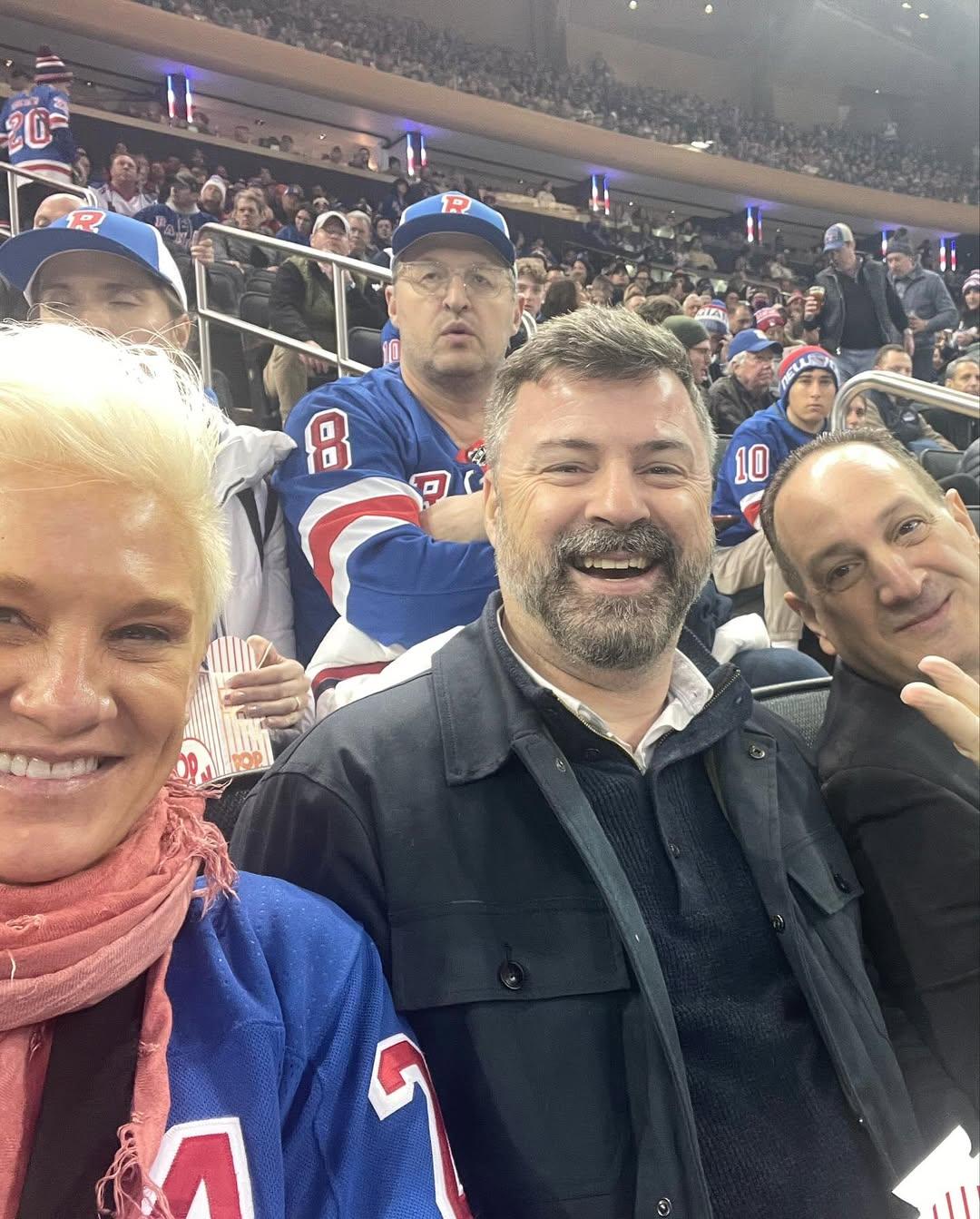 Anne Burrell y su esposo viendo un juego de hockey