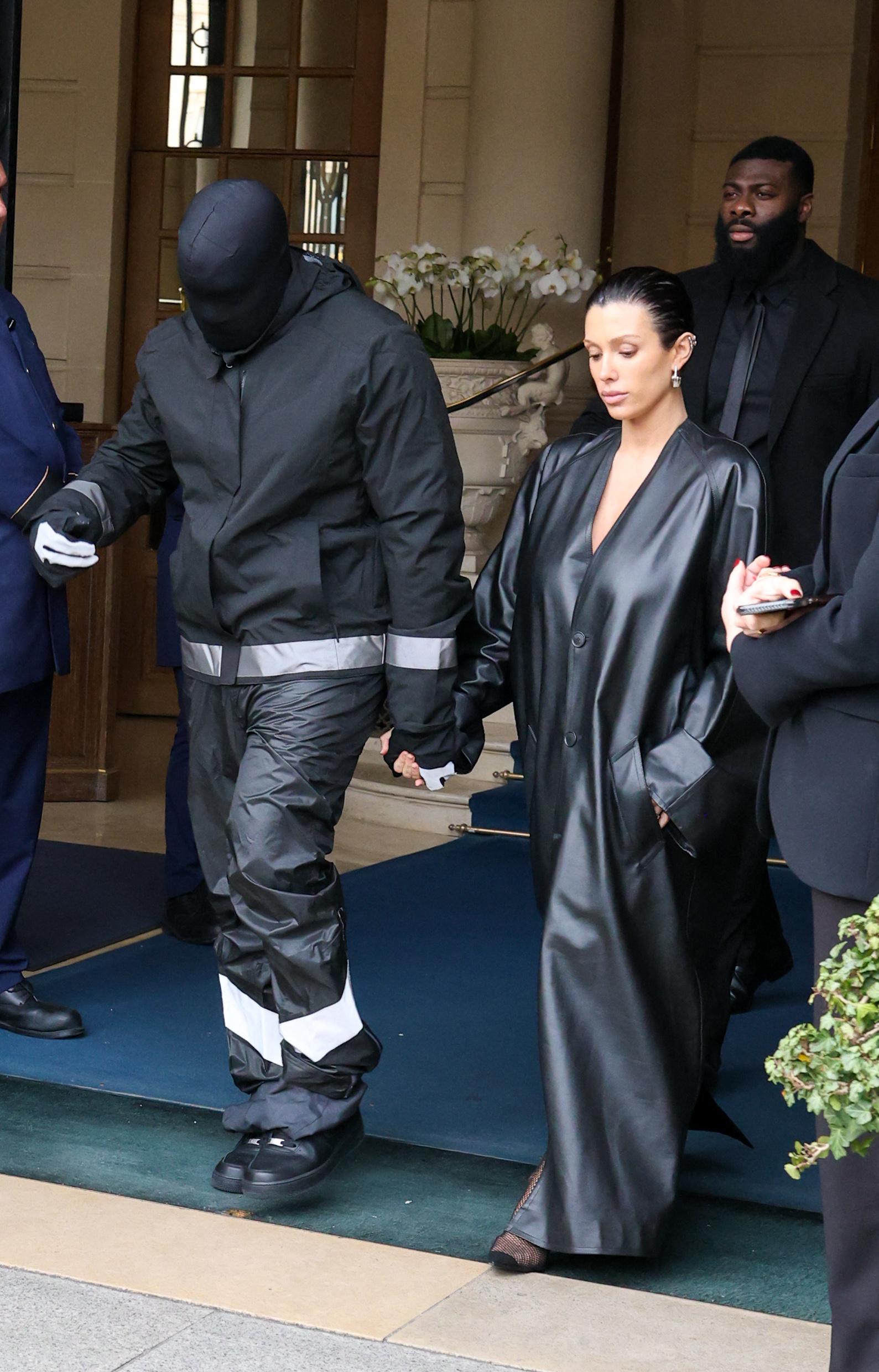 Kanye West y Biacca Censori deja la mano de su hotel en París