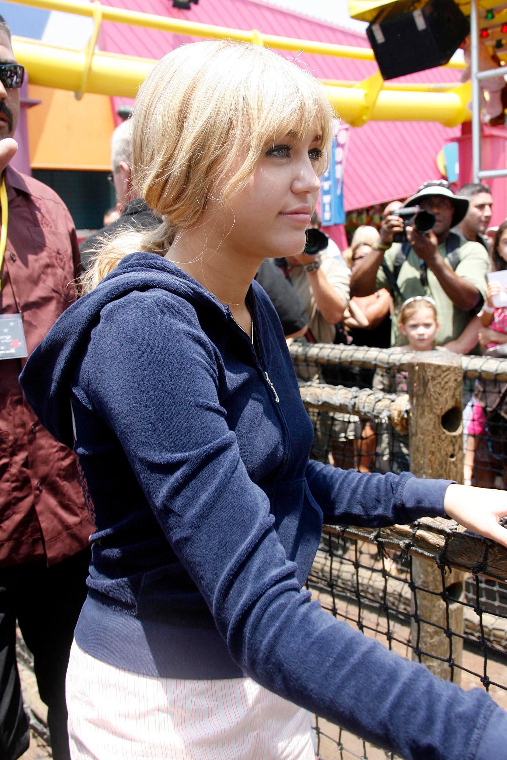 Miley Cyrus in the role of Hana Montana