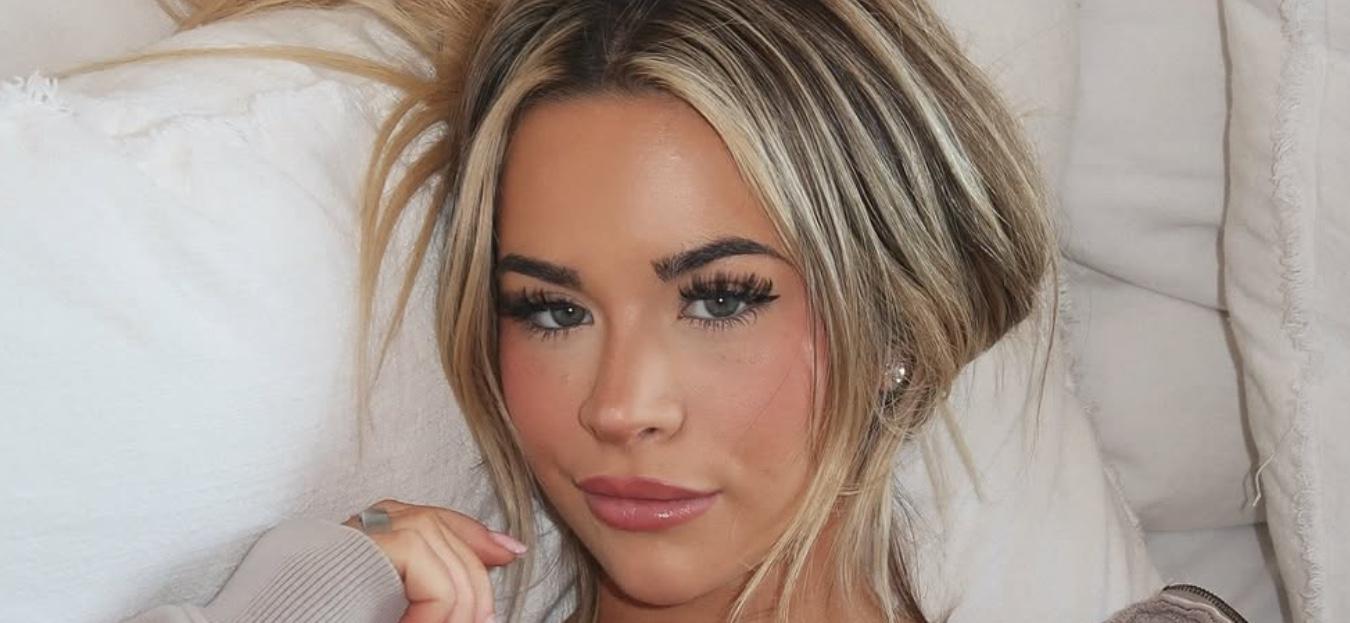 Emily Elizabeth snaps a selfie in bed.