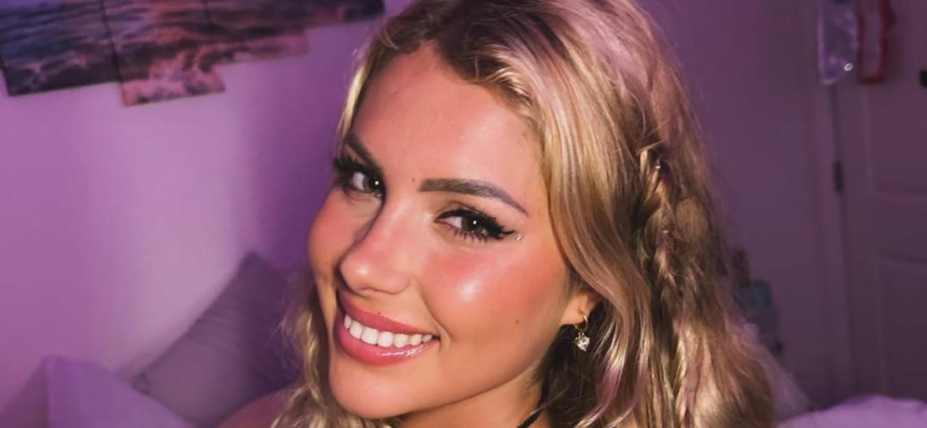 Andreea Dragoi snaps a selfie.