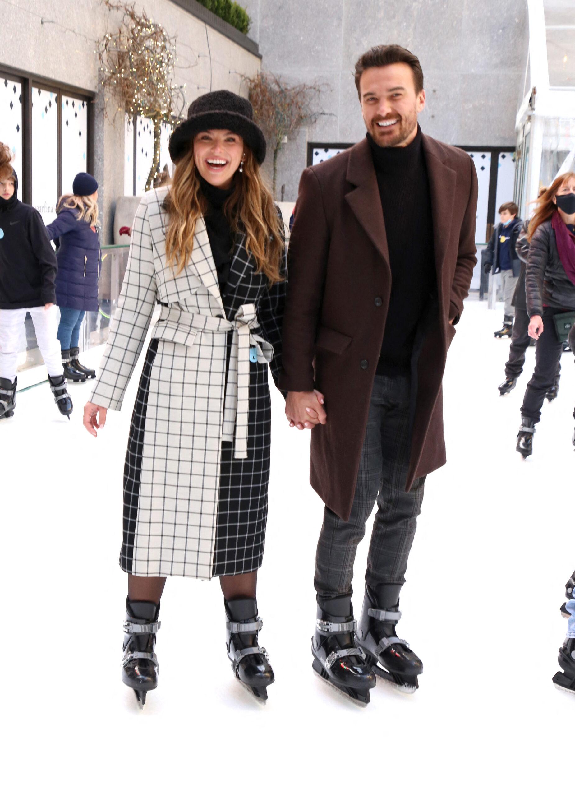 Hannah Brown dan pacar Adam Woolard mengunjungi Rockefeller Cente