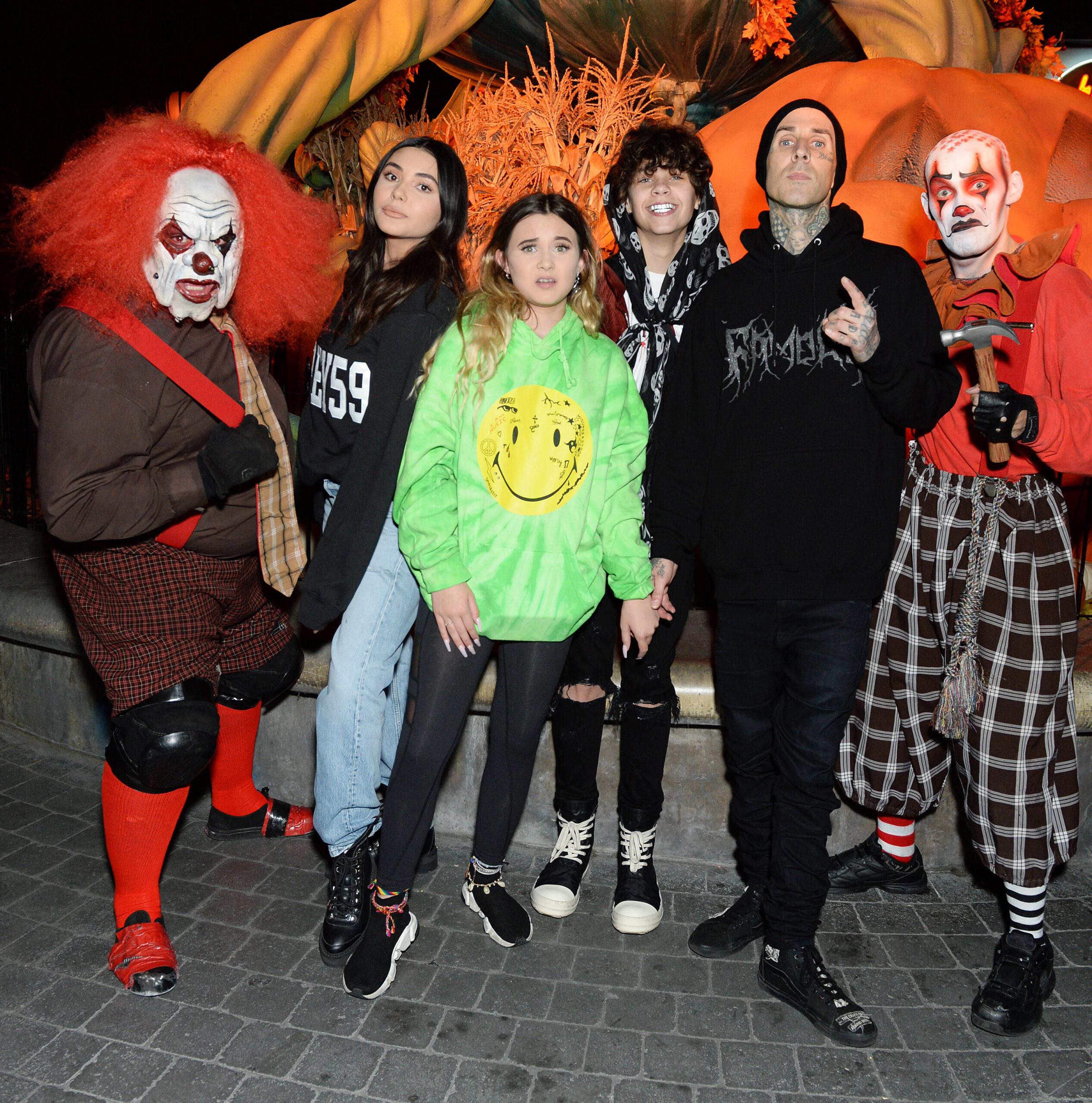 Penampakan selebriti di Knott's Scary Farm. 27 Sep 2019 Foto: Atiana de la Hoya, Alabama Luella Barker, Landon Asher Barker, Travis Barker. Kredit Foto: mega themegaagency.com +1 888 505 6342 (agen mega tagid: mega515251_007.jpg) [Photo via Mega Agency]