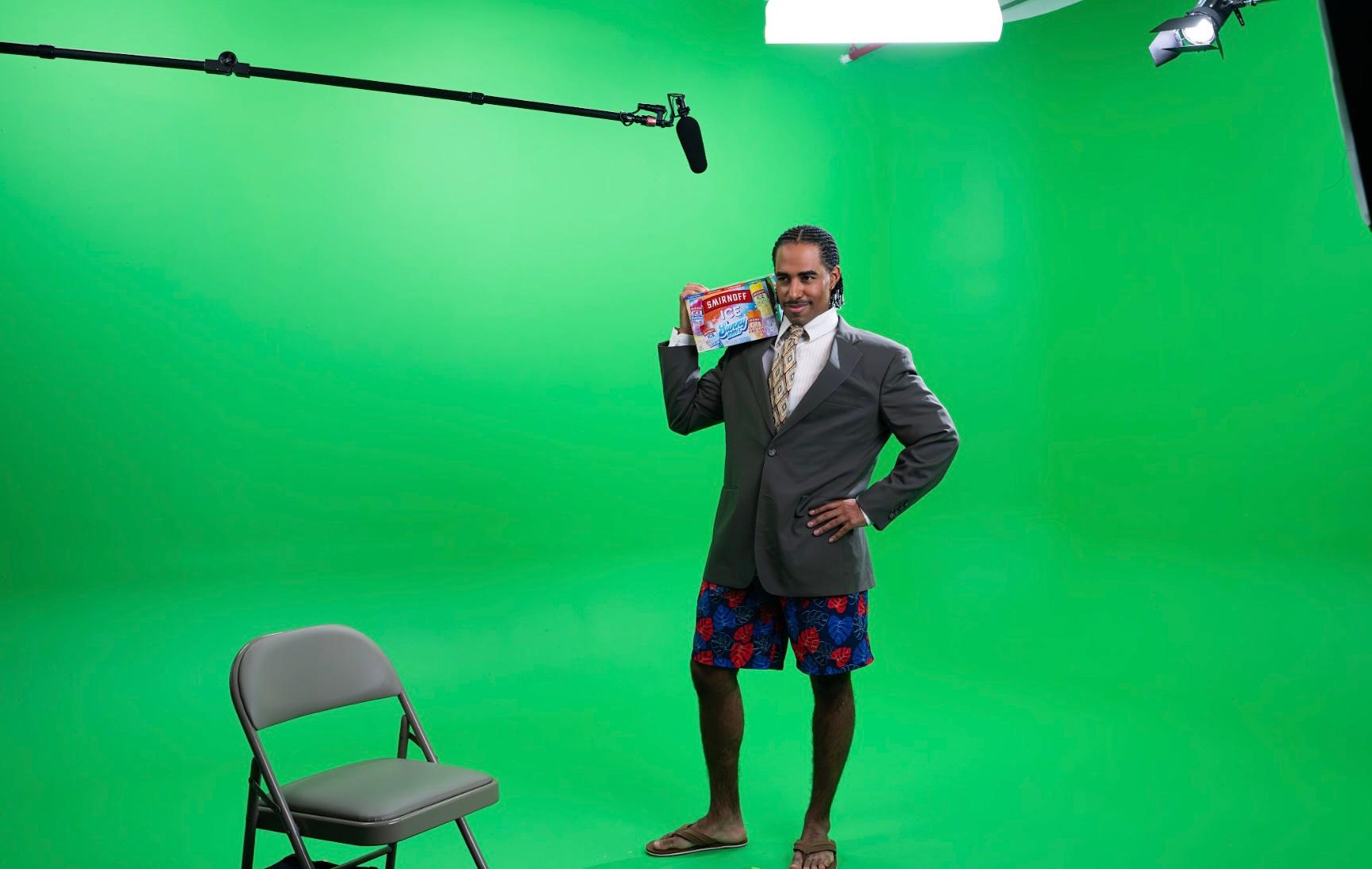 Boman Martinez-Reid Memegang Es Smirnoff