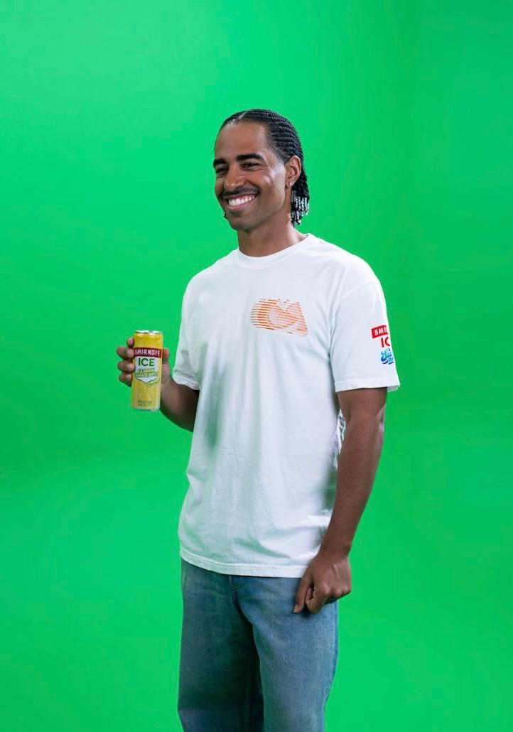 Boman Martinez-Reid memegang can smirnoff es