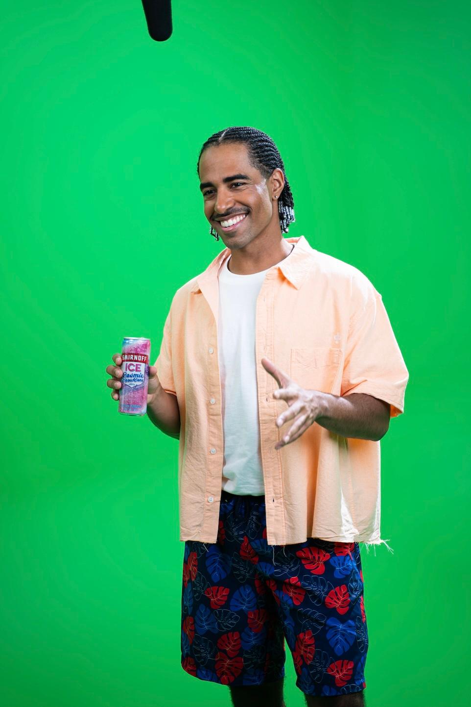 Boman Martinez-Reid memegang can smirnoff es