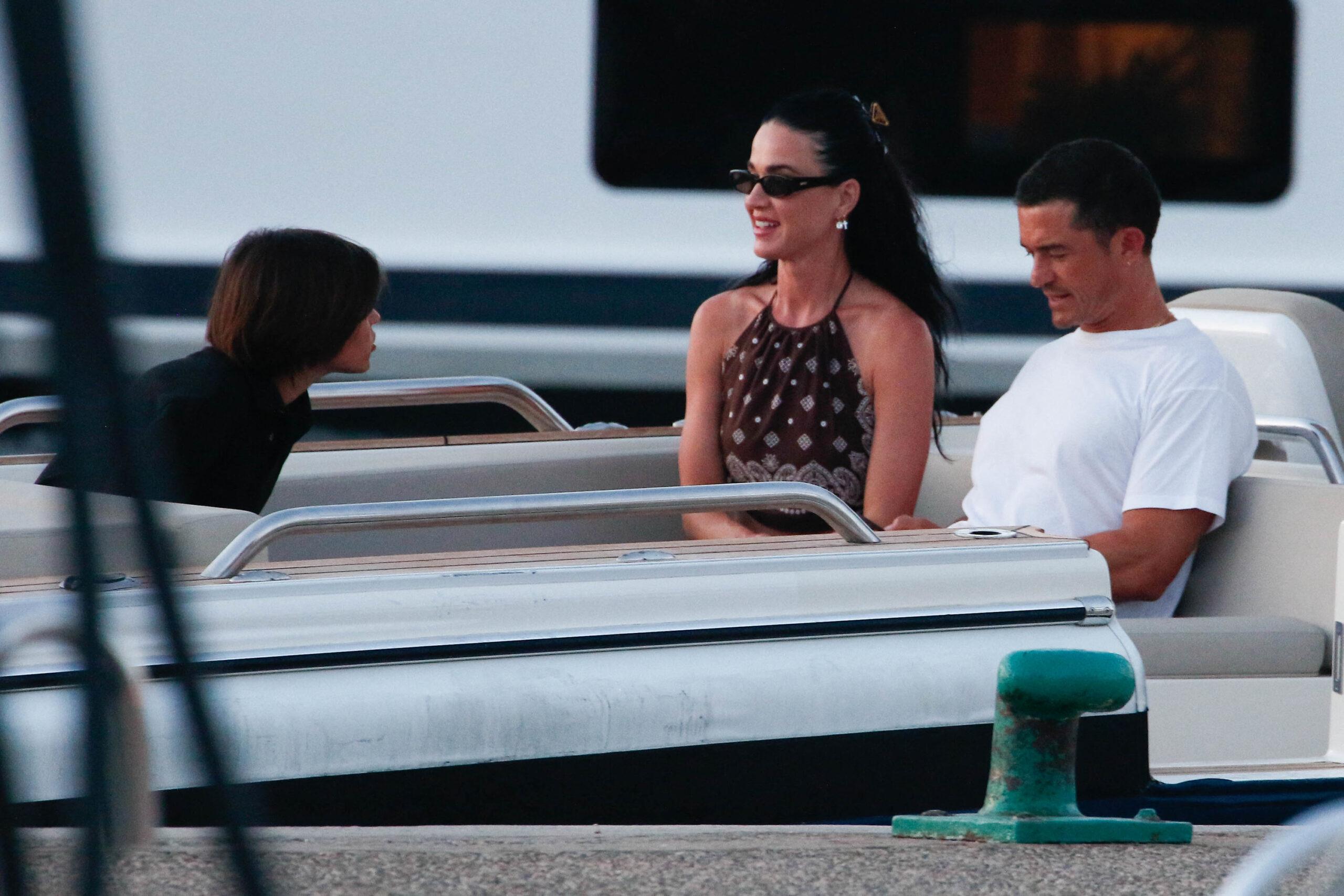 Katy Perry dan Orlando Bloom dan terlihat keluar shhopping di Saint Tropez