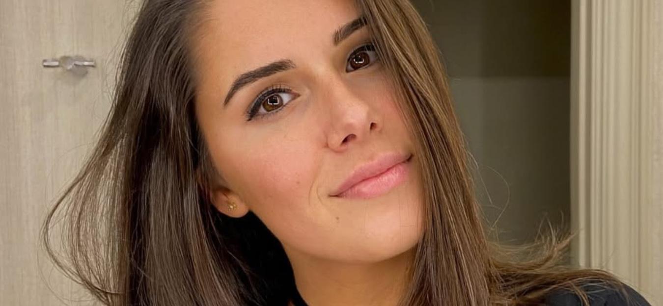 Alexandra Ianculescu snaps a selfie.