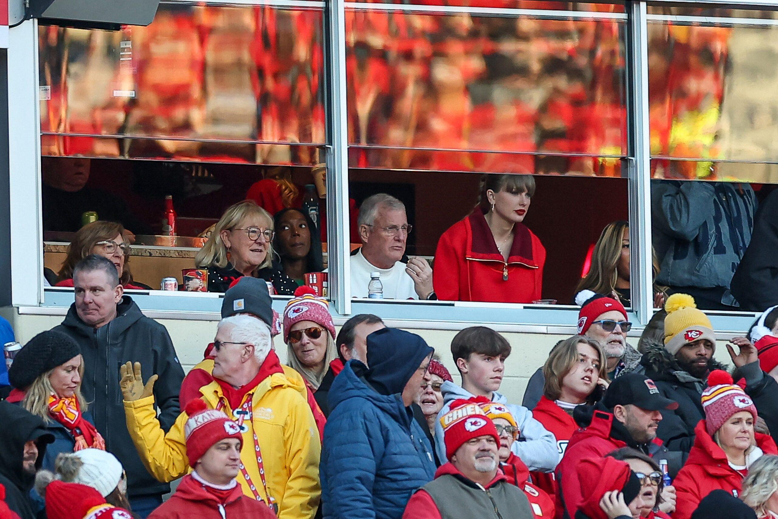 Taylor Swift in Kansas in favor of the leaders game