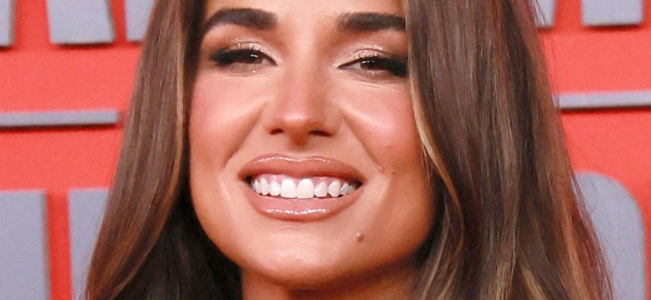 Jessie James Decker close up