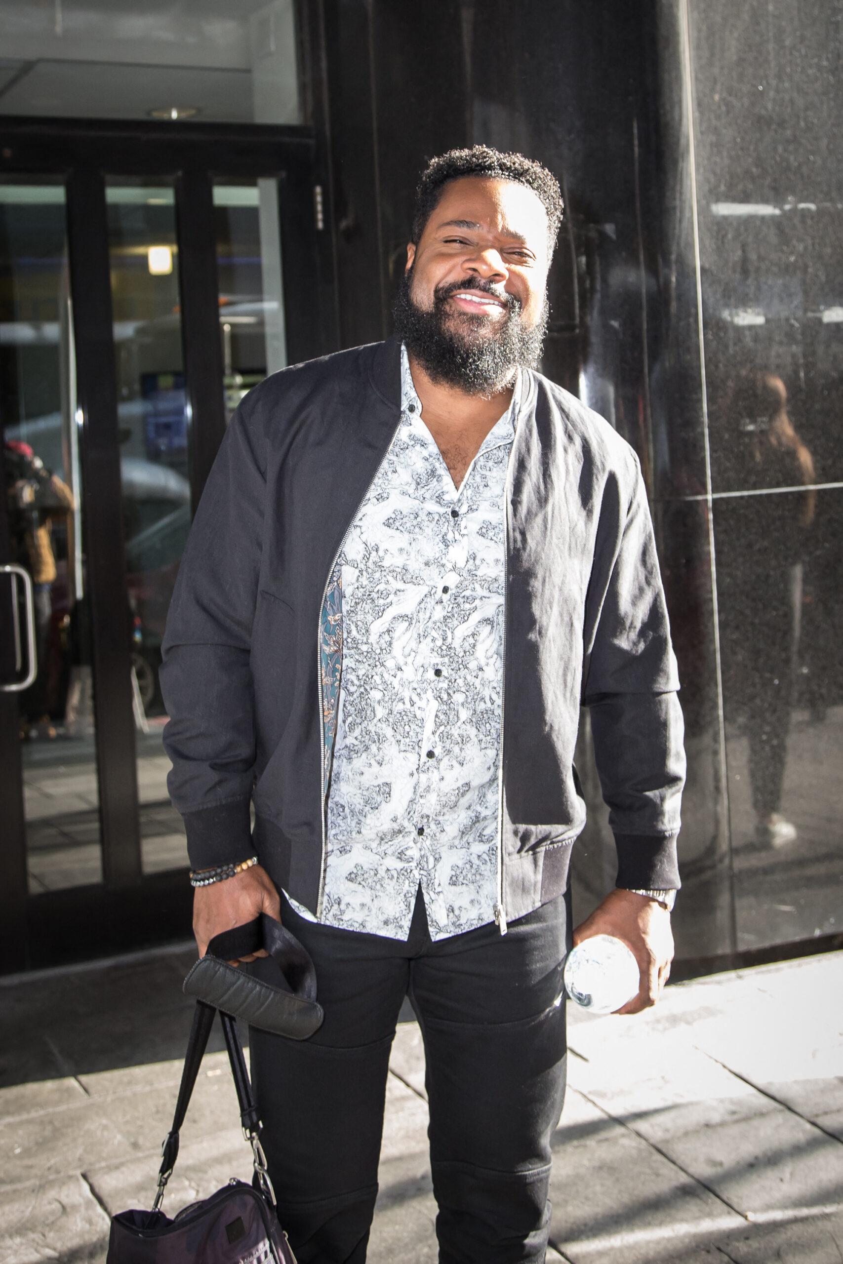 Malcolm-Jamal Warner é visto deixando um bom dia de Nova York