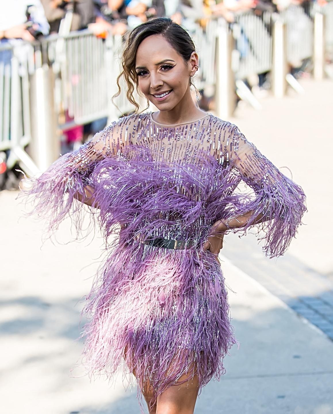 Liliana Vazuiz pretends to be on the red carpet in a purple dress. 