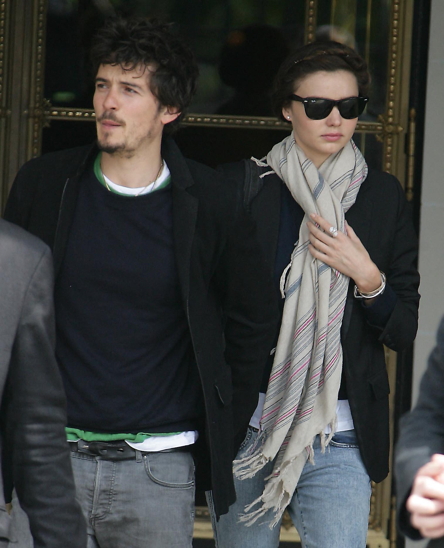 Orlando Paleom e Miranda Kerr sai do hotel em Paris.