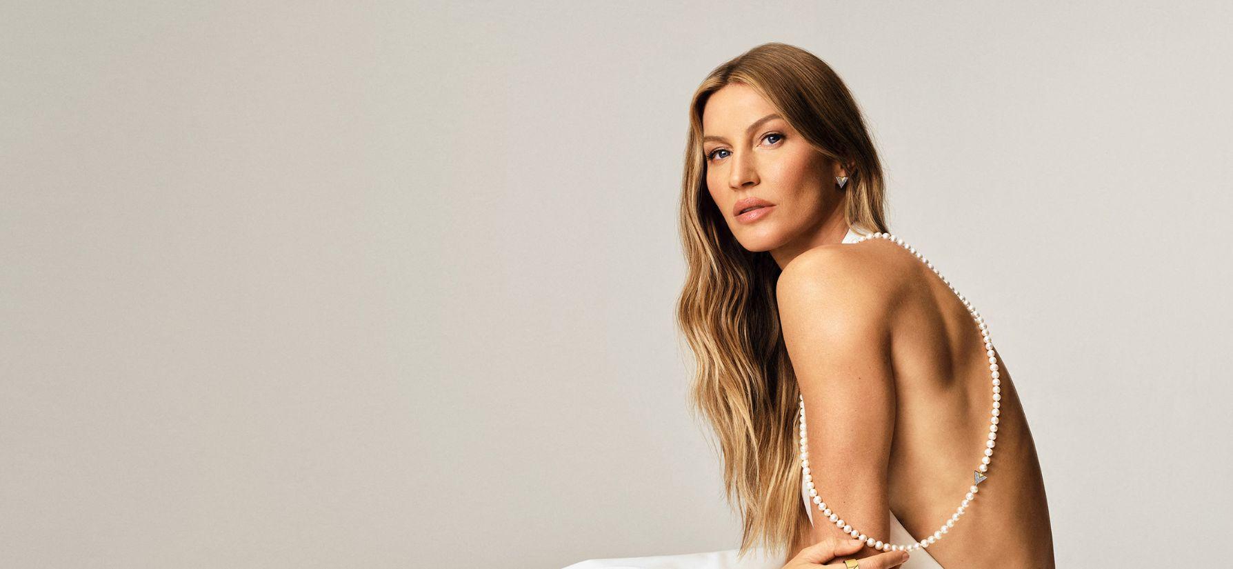 Gisele Bündchen in plain background