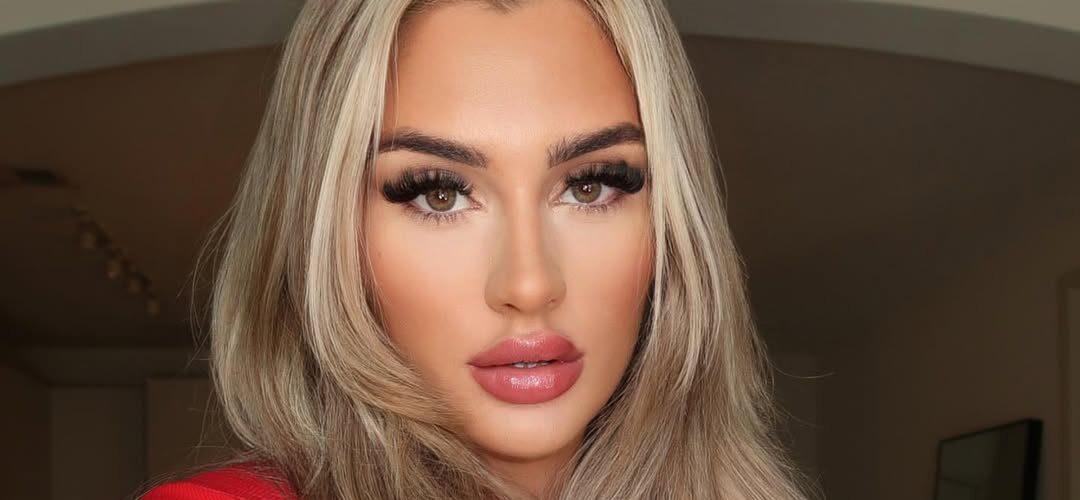 Tiffany Stratton selfie