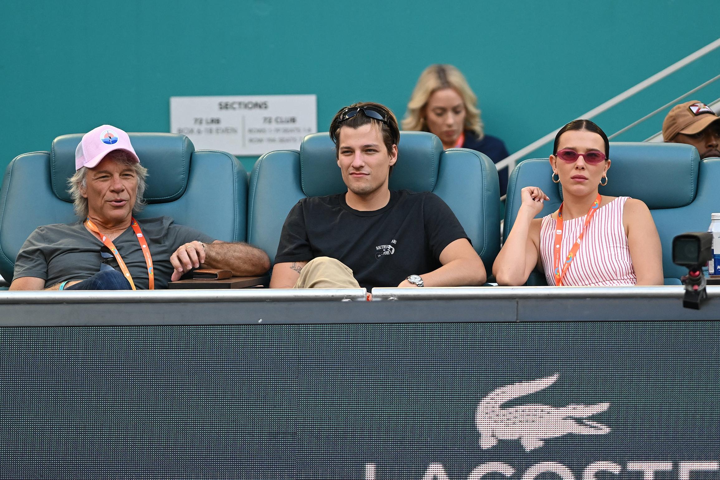 Milli Bobby foi flagrada no Miami Open com Brown e o marido Jack Bongovi John Bone Jovi.