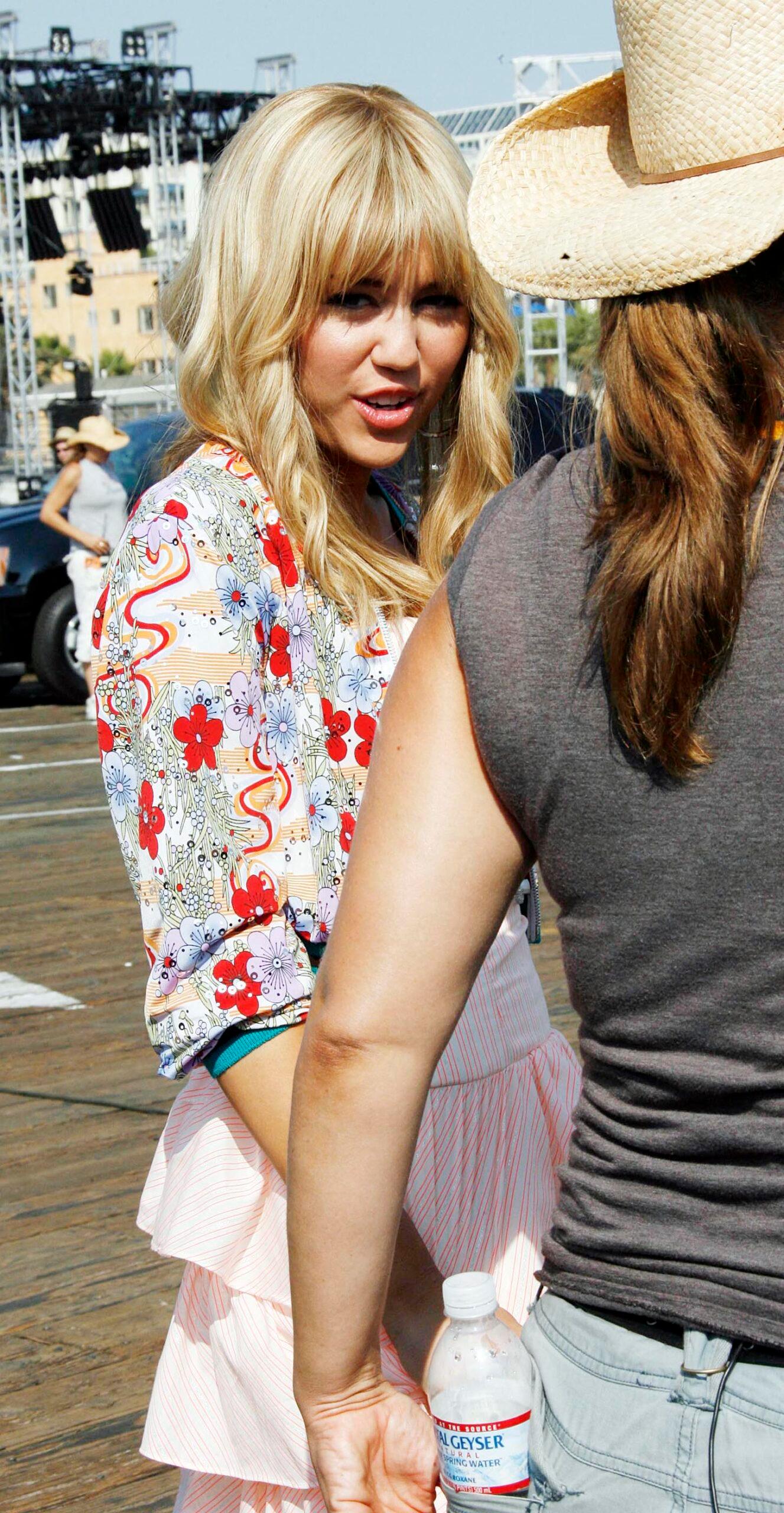 Miley Cyrus in the role of Hana Montana. 