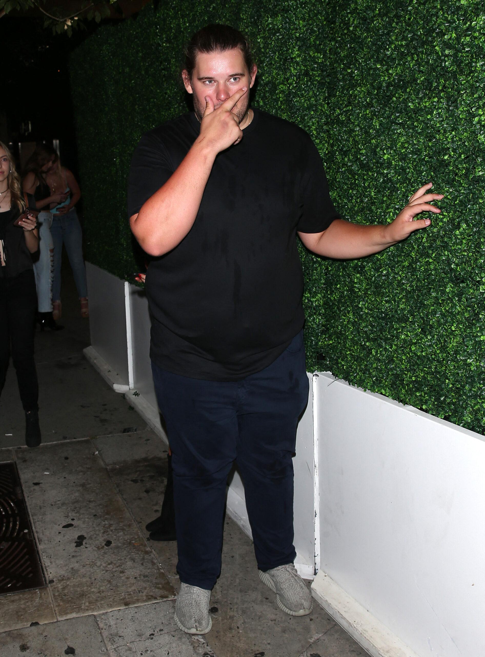 Christopher Schwarzenegger parece 'ruim para desgastar' depois de uma grande noite em 'Bootsi Bellos', Knight Club em West Hollywood, CA