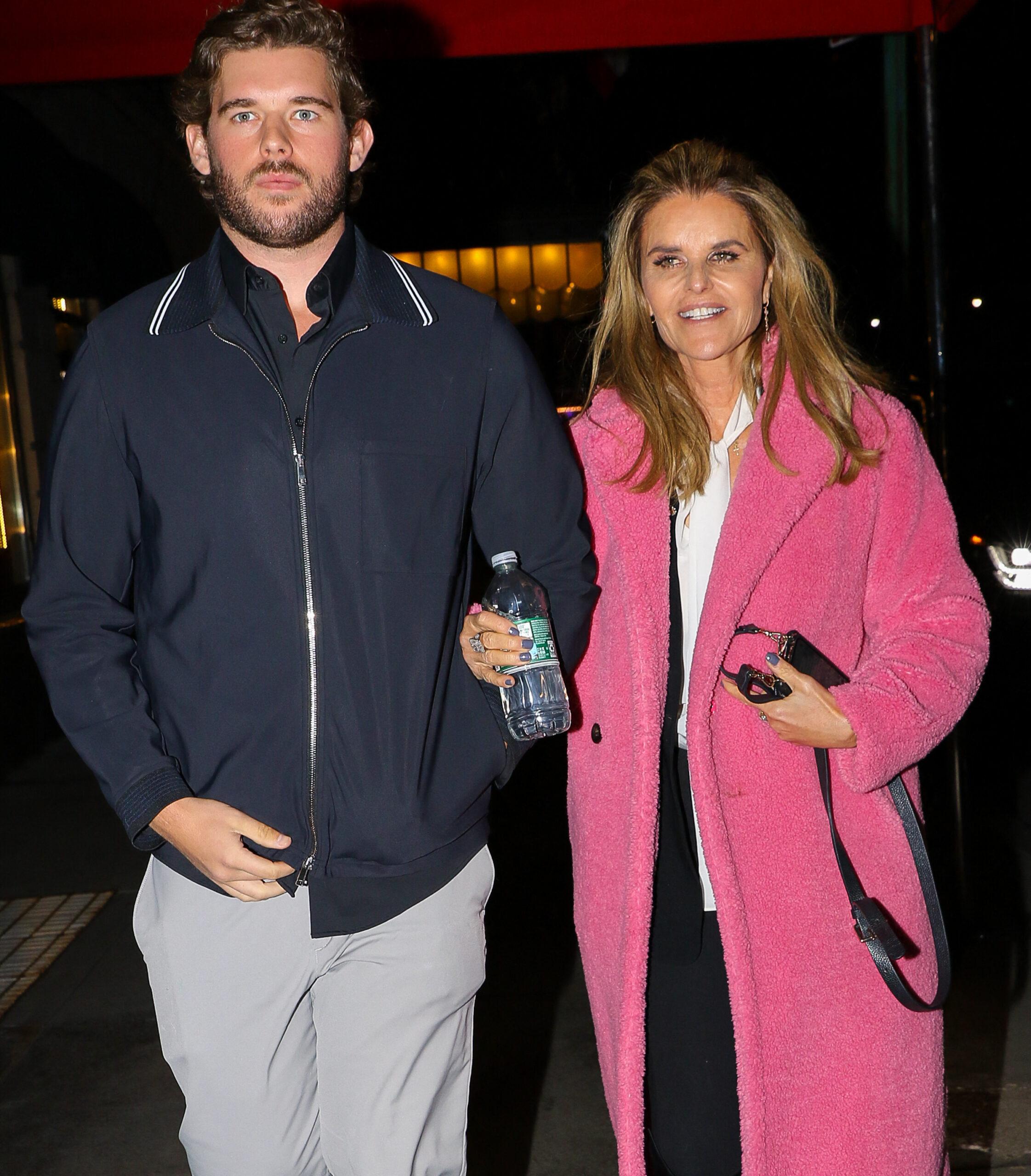 Maria Srivar e seu filho Christopher Schwarzenegger saíram na cidade de Nova York