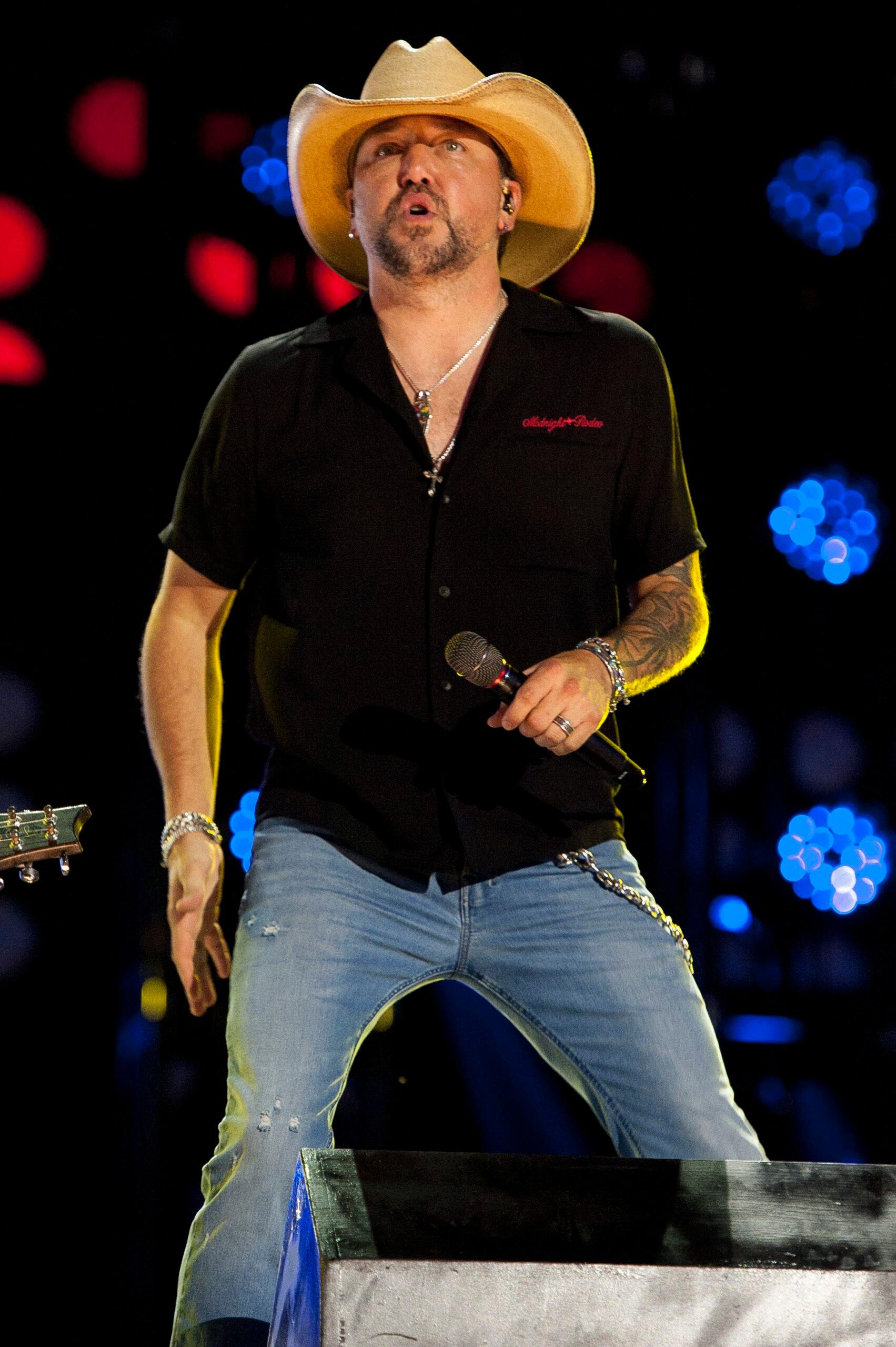 Jason Aldean se apresentando no 2025 CMA Music Festival