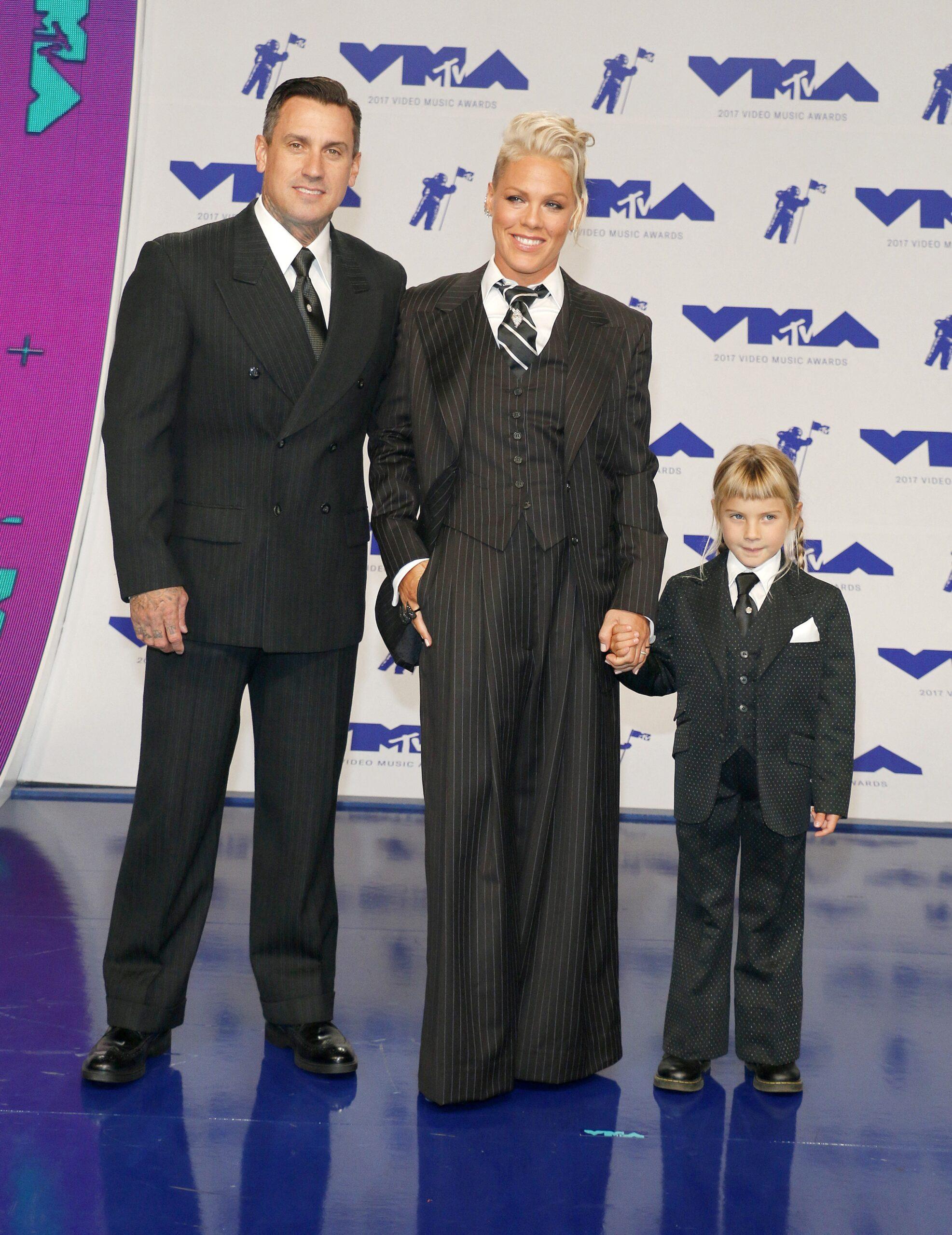 Carrie Hart, Pink and their daughter, Willo Sage Hart in 2017 VMAS