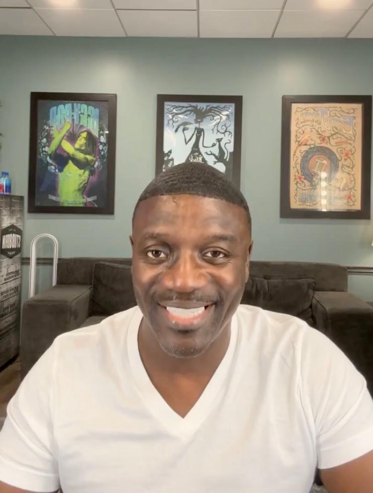 Akon selfie