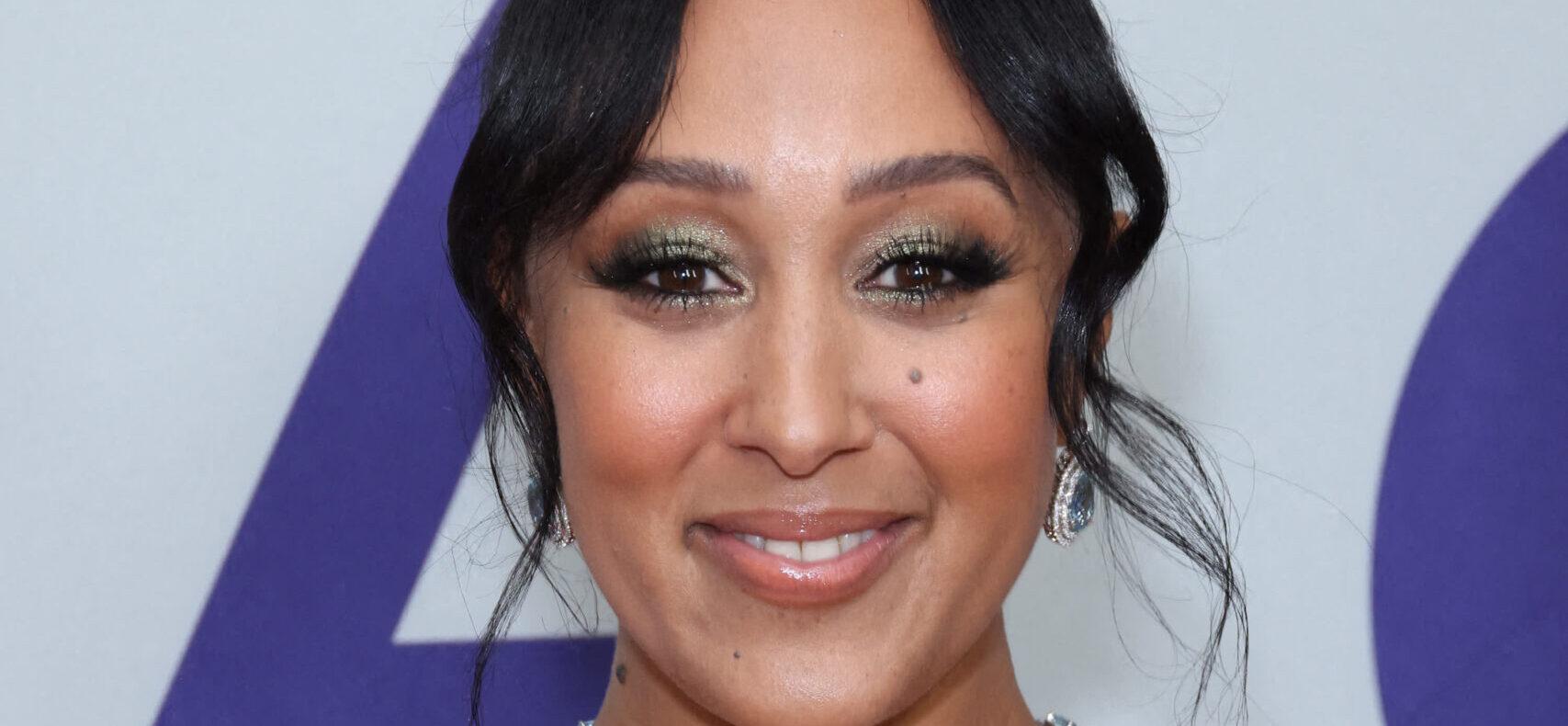 Tamera Mowry posing on the red carpet.