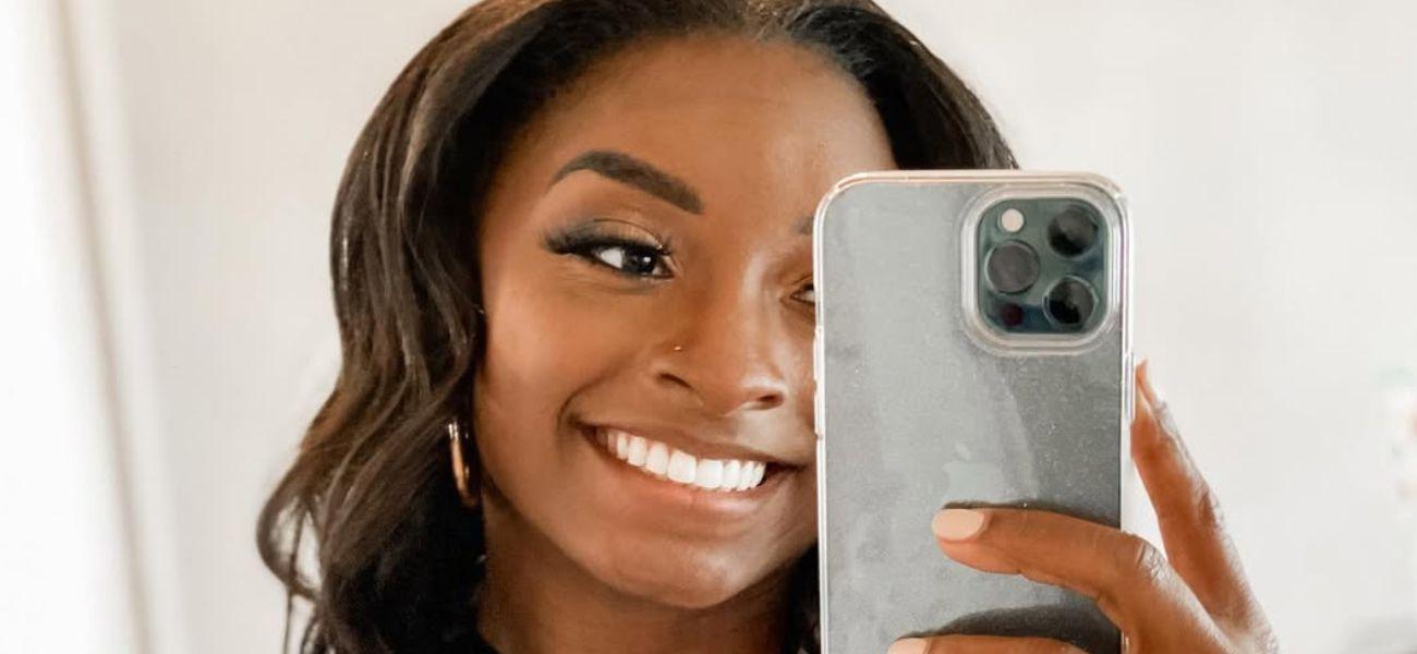 Simone Biles mirror selfie