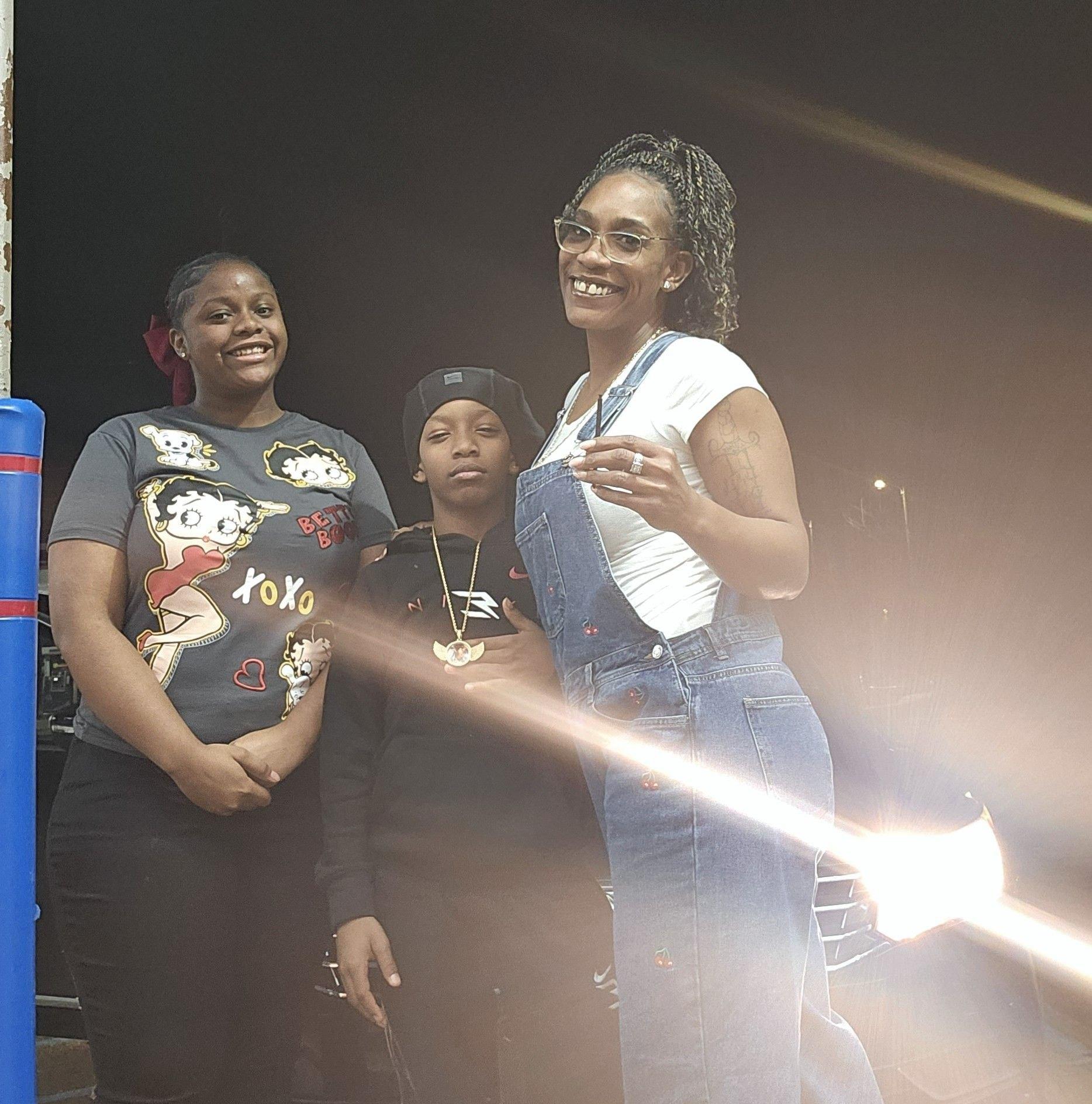 Savitra McClurkin y niños