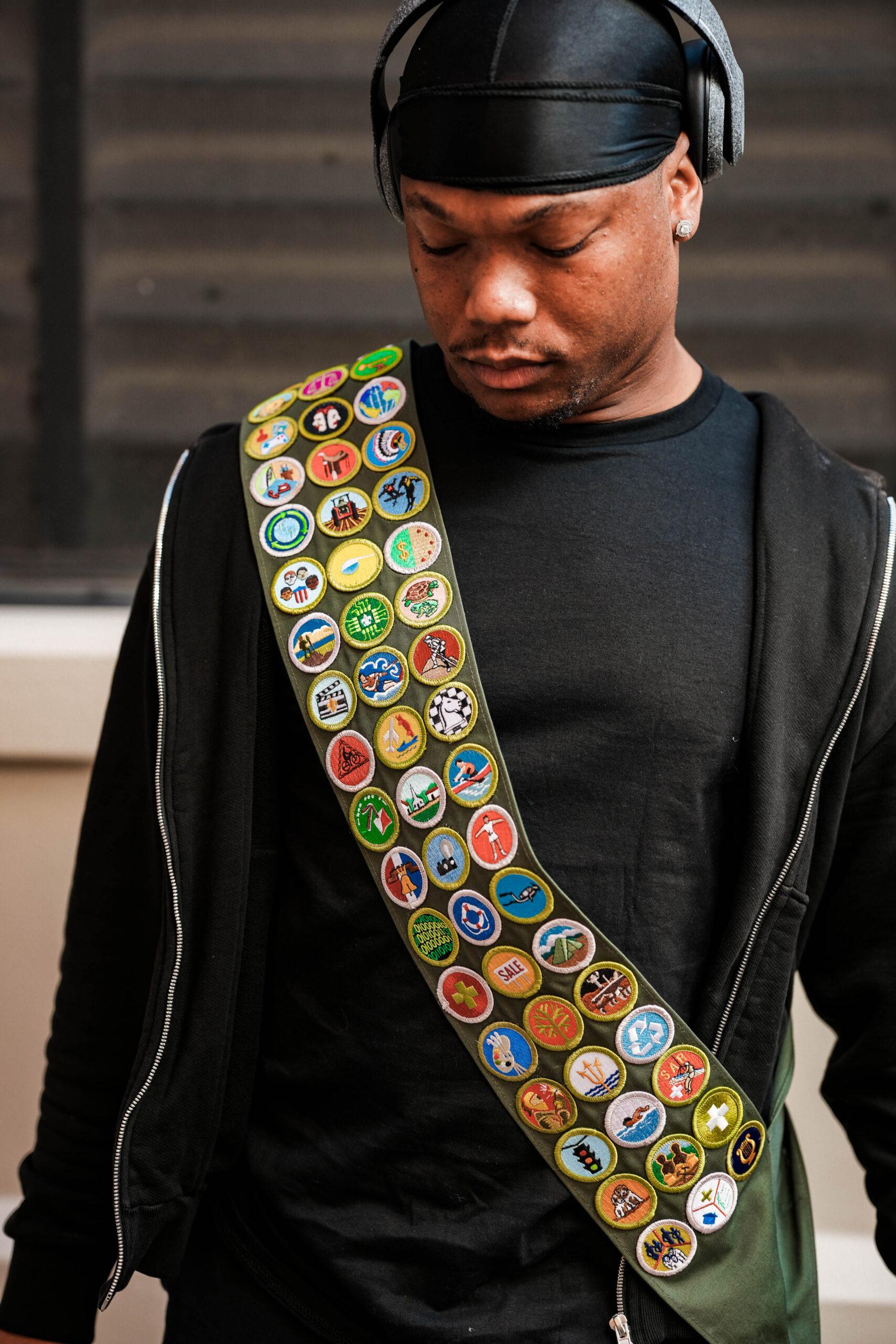 Detroit Lions running back and Eagle Scout David Montgomery honors his Scouting America background by incorporating the organization’s sash into his game day fit at Ford Field on September 28.