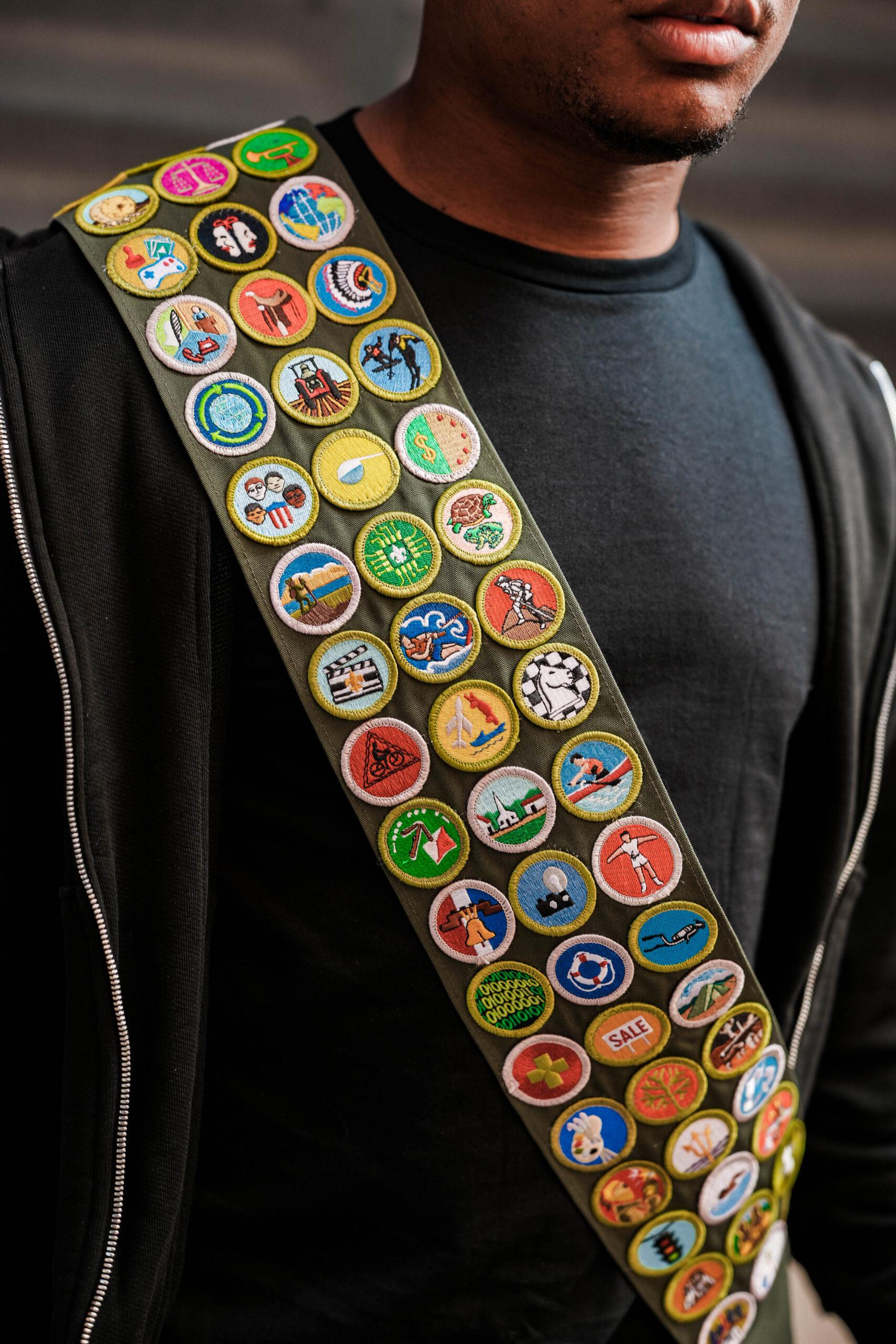 Detroit Lions running back and Eagle Scout David Montgomery honors his Scouting America background by incorporating the organization’s sash into his game day fit at Ford Field on September 28.