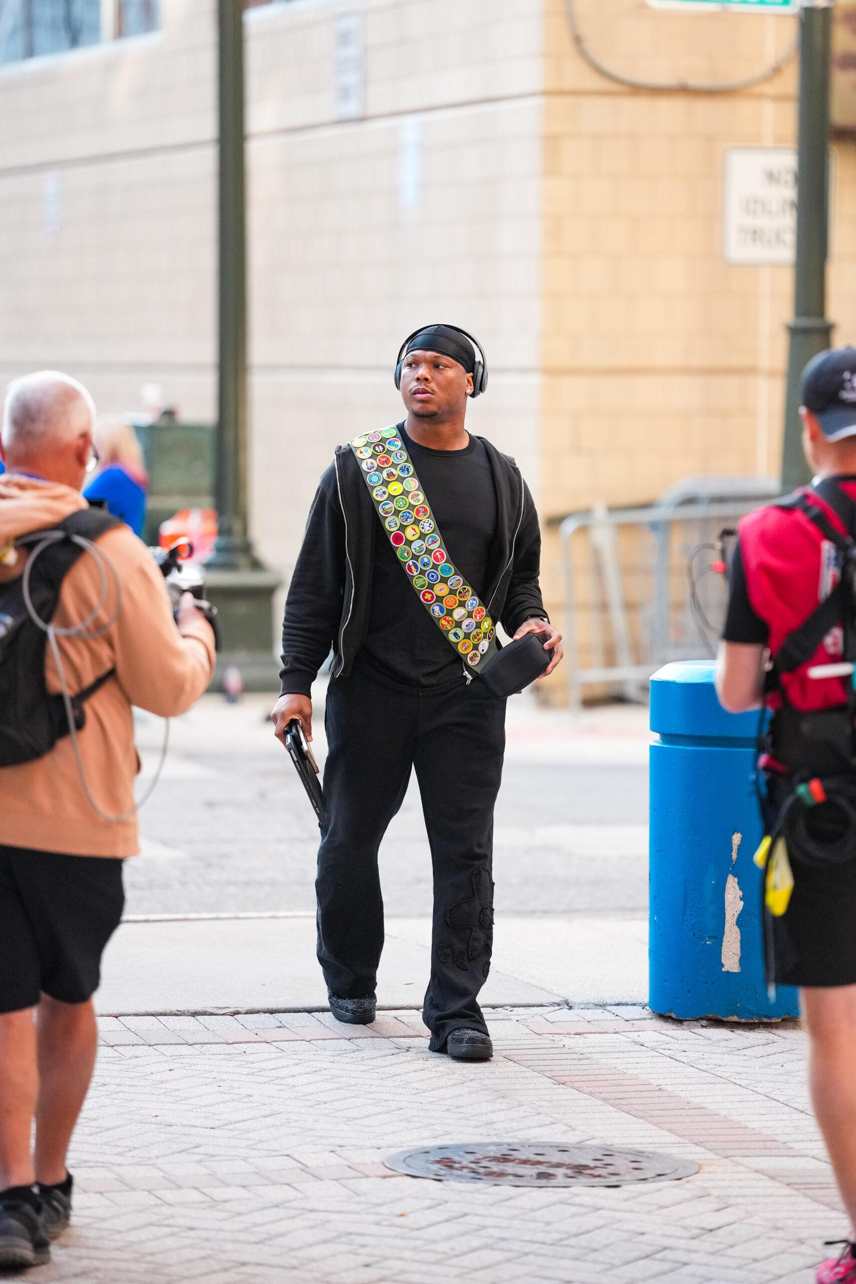 Detroit Lions running back and Eagle Scout David Montgomery honors his Scouting America background by incorporating the organization’s sash into his game day fit at Ford Field on September 28.
