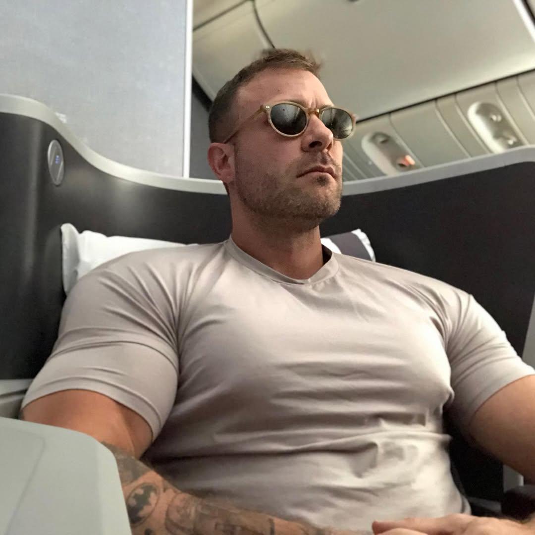 Austin Wolf colocando um avião. 
