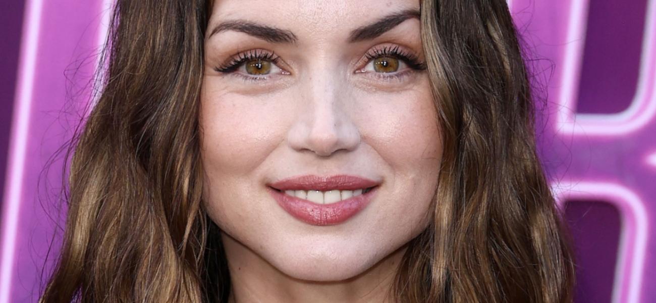 Ana de Armas close up