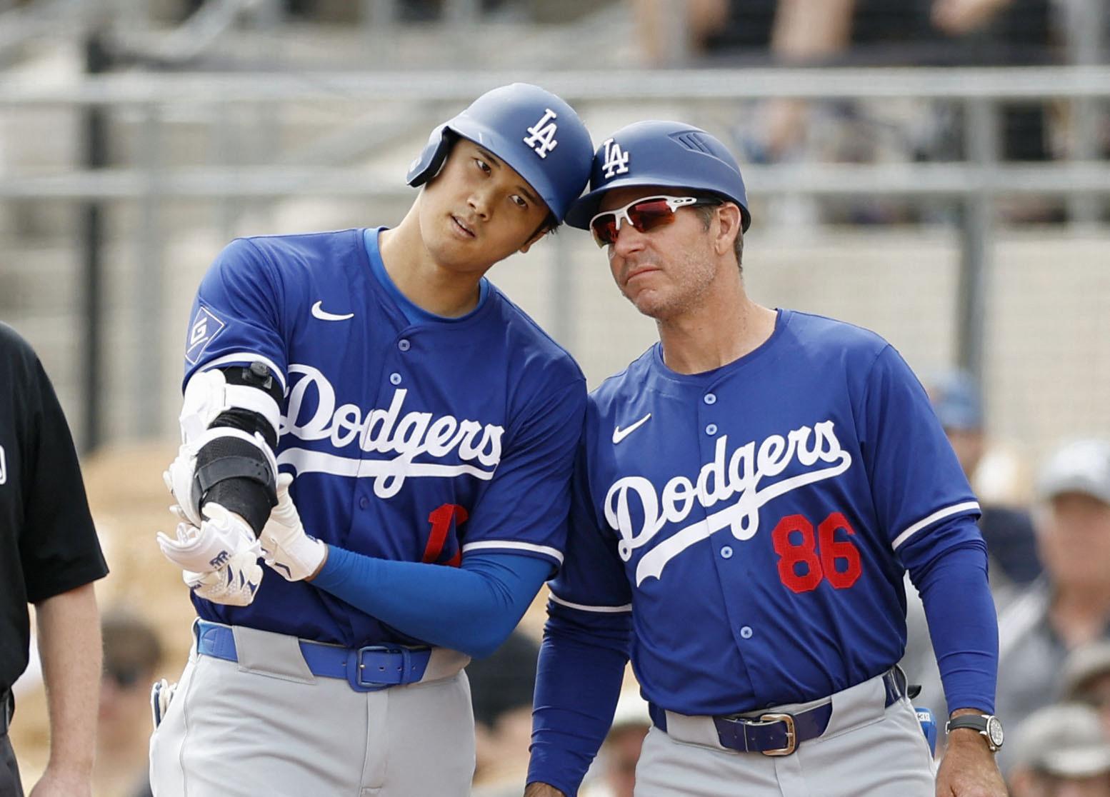Clayton McCulufh e Ohtani no campo