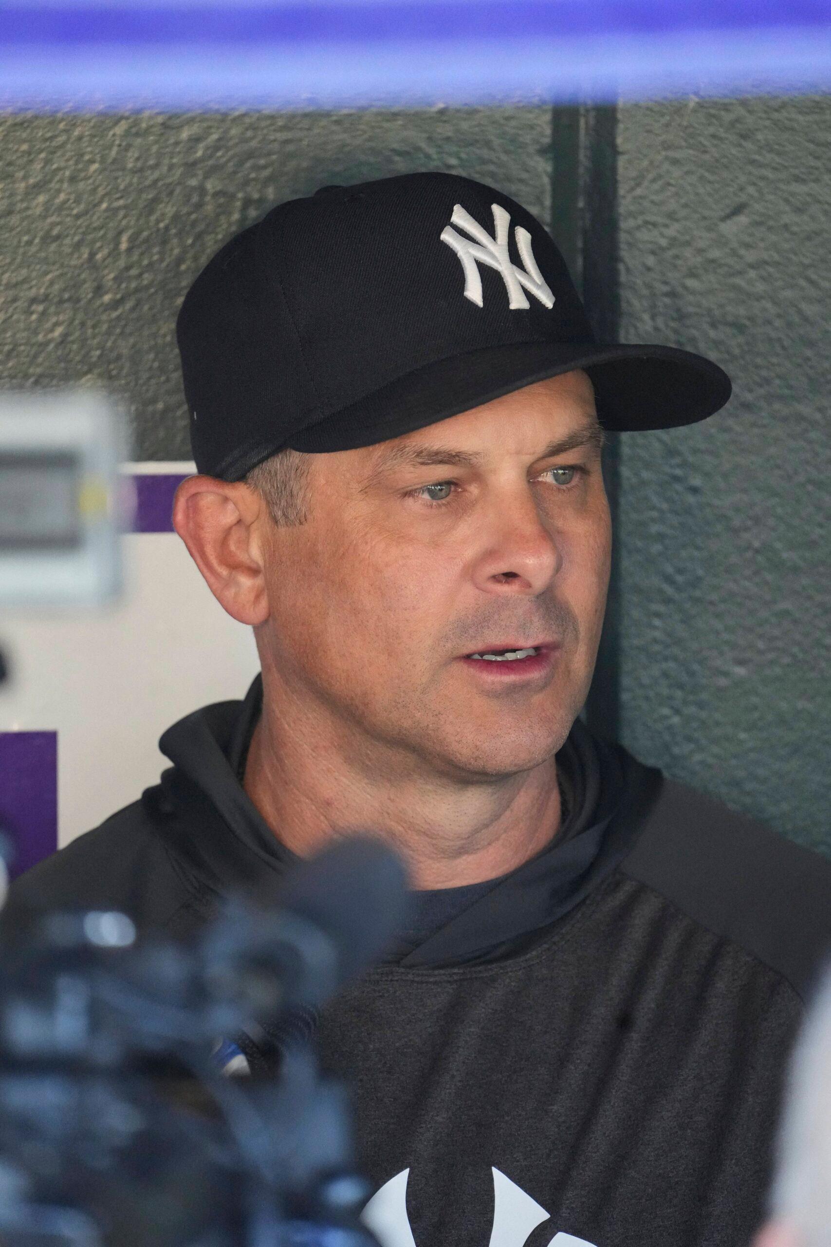 Aaron Boone conversando com a imprensa