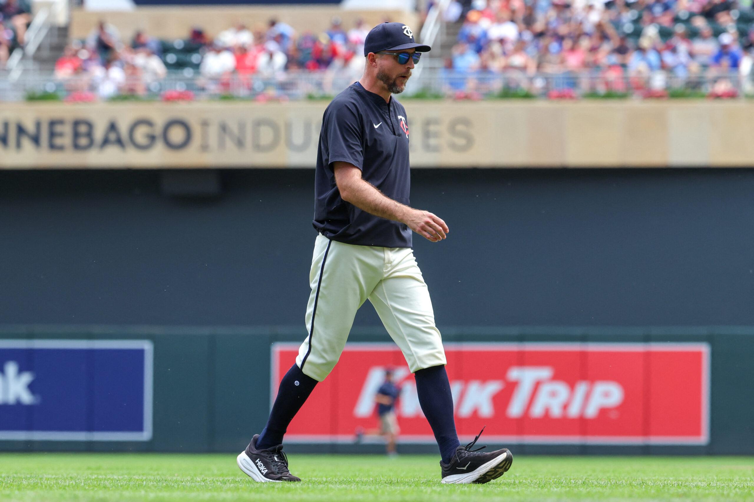 Rocco Baldelli andando pelo campo da MLB