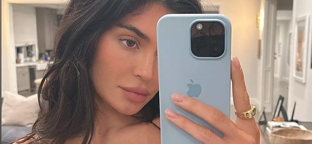 Kylie Jenner mirror selfie