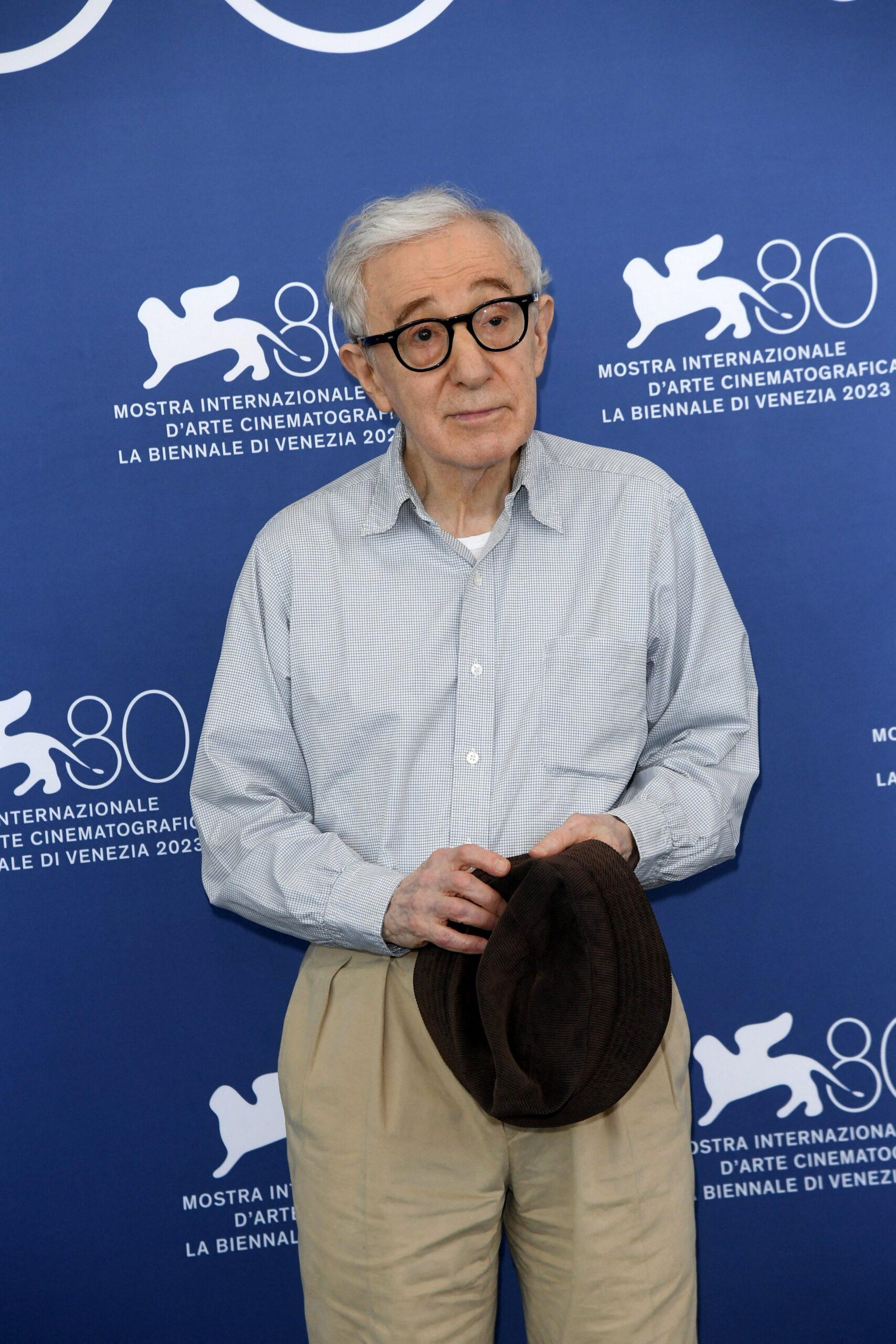 Woody Allen segura um chapéu