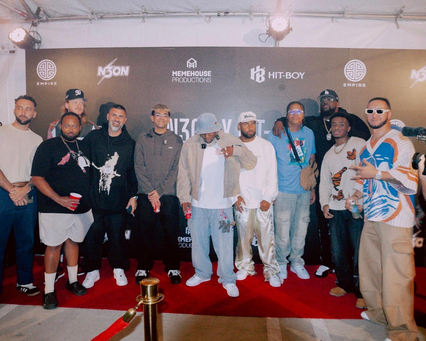N3on dan Hit-Boy dengan kru