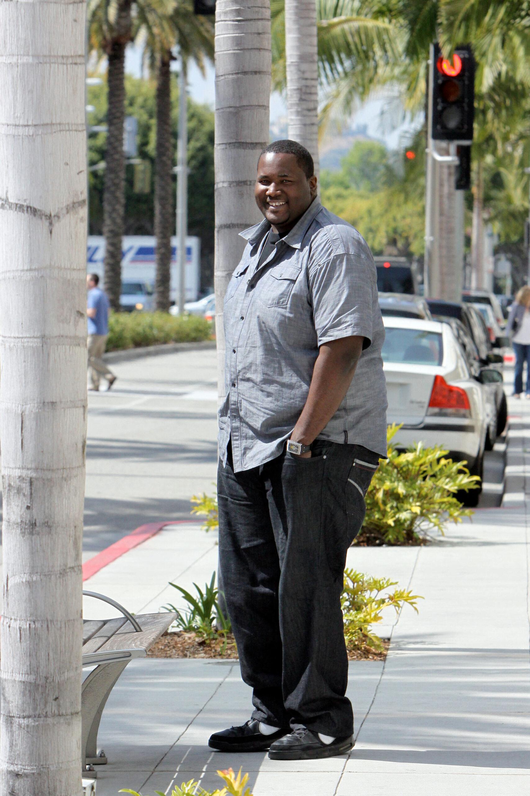 Quinton Aaron, que interpretou Michael Oher, atacante ofensivo da NFL do Baltimore Ravens, no filme de 2009, The Blind Side. Andando por aí em um dia de sino assoleyBeverly Hills, Califórnia